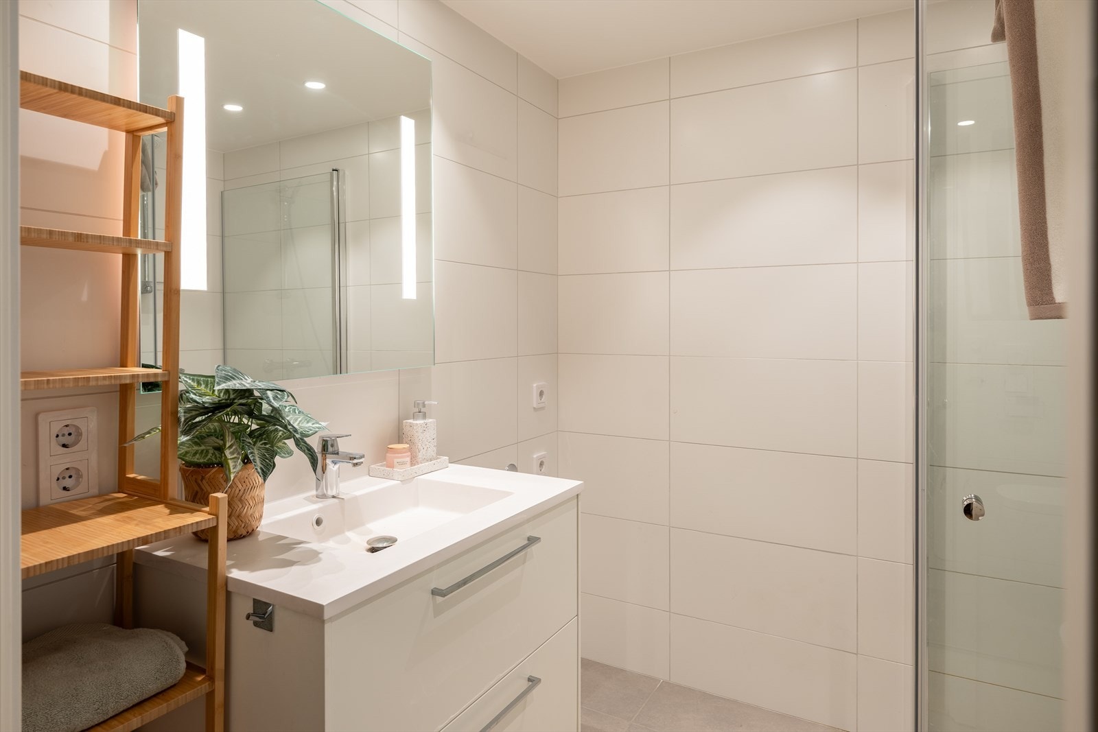 Pent og flislagt bad på 4m² med behagelig gulvvarme. Galleribilde