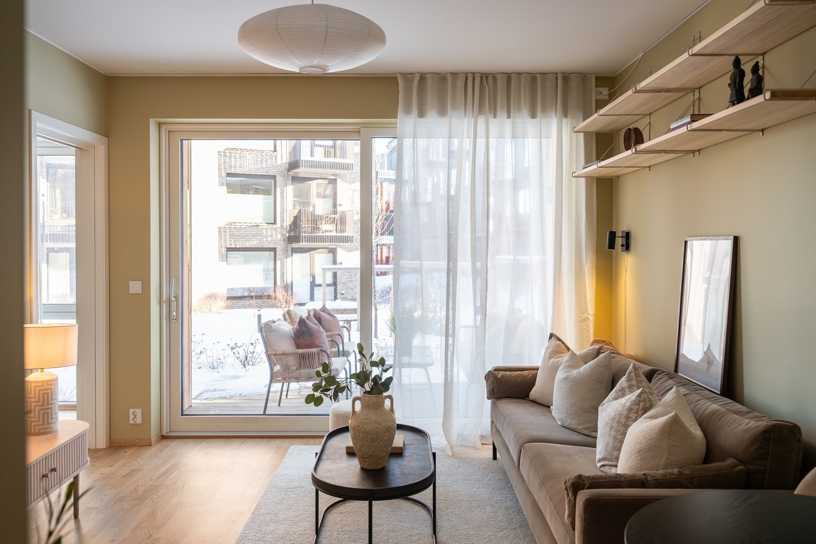 Fra stuen har du direkte adkomst til markterrassen via en praktisk skyvedør som fungerer som en forlengelse av stuen på varme sommerdager. Galleribilde