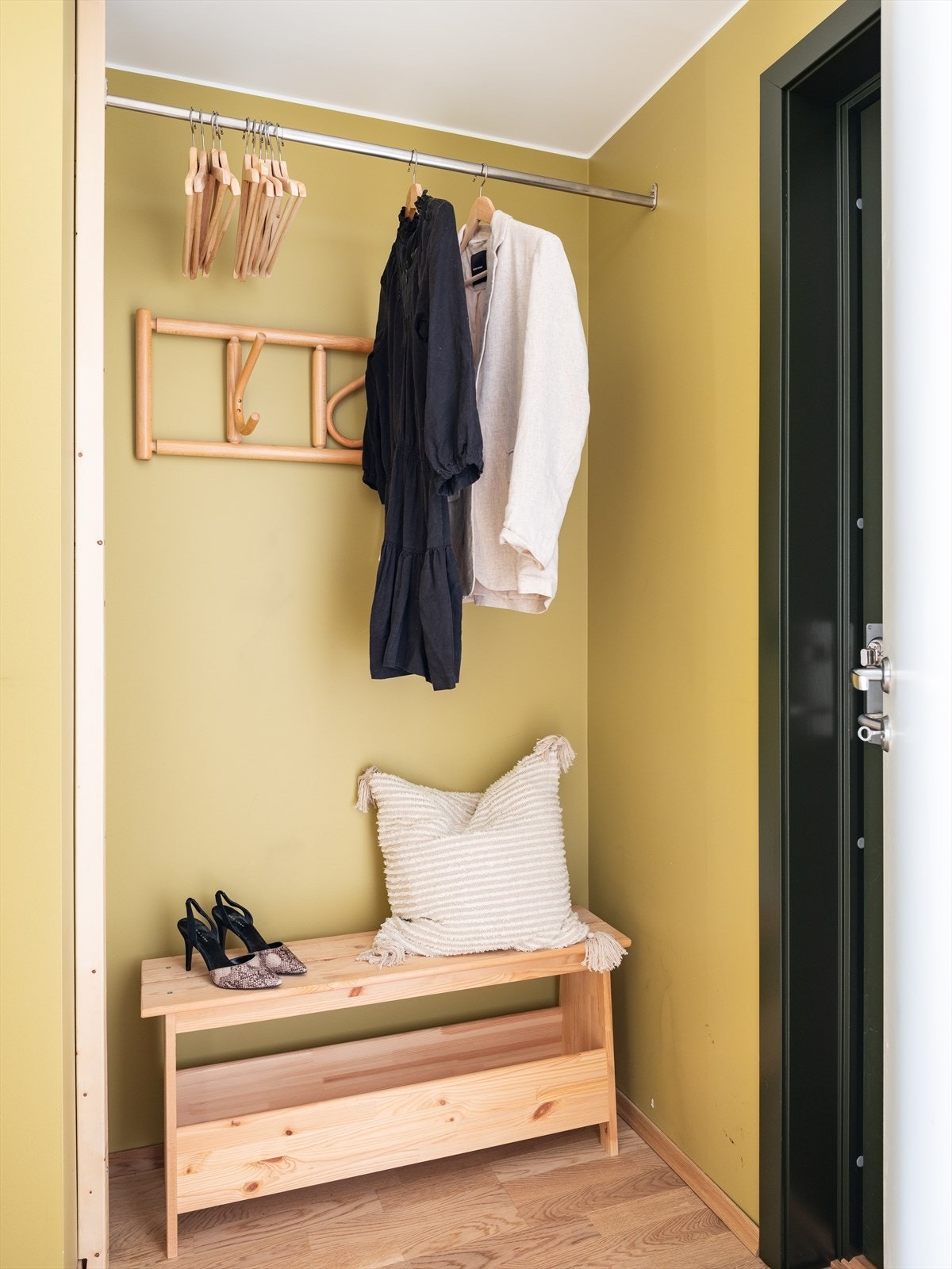 Innbydende entré på 3m² med plass til oppbevaring av både sko og yttertøy. Galleribilde