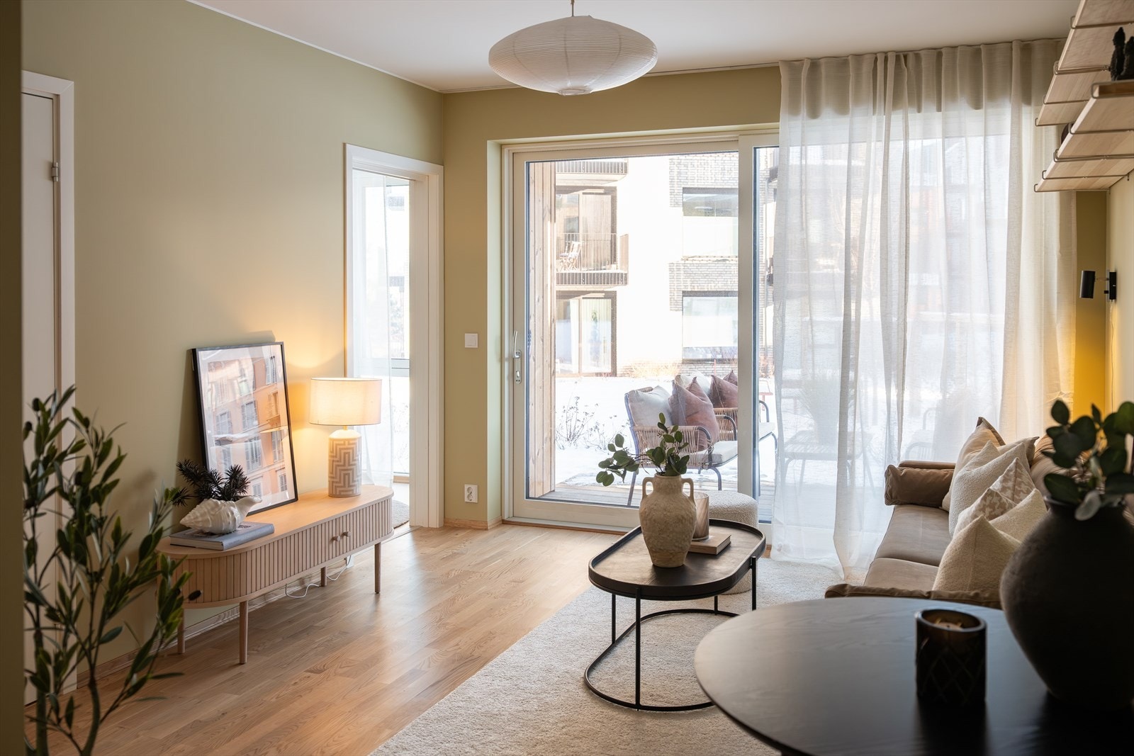 Velkommen til Lade Alle 156! En tiltalende og ettertraktet 2-roms leilighet i Leangenbukta. Foto: Eivind Mølnå Galleribilde