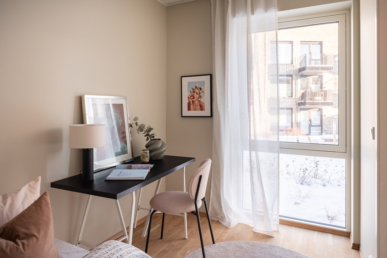 Her får du plass til dobbeltseng, nattbord og garderobeløsning. Galleribilde