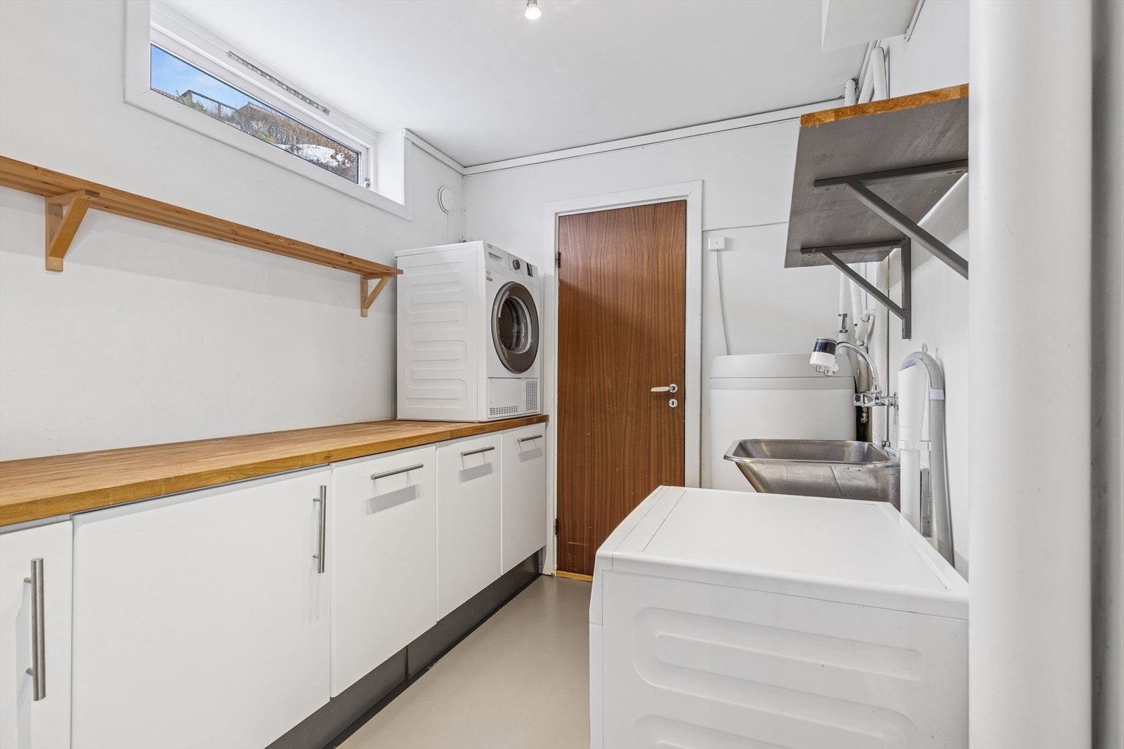 Praktisk og godt vaskerom Galleribilde