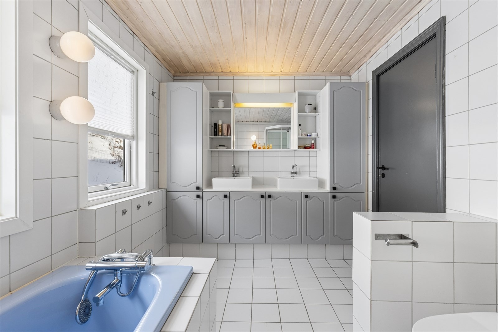 Romslig baderom med dobbel vask, badekar, dusj og WC Galleribilde