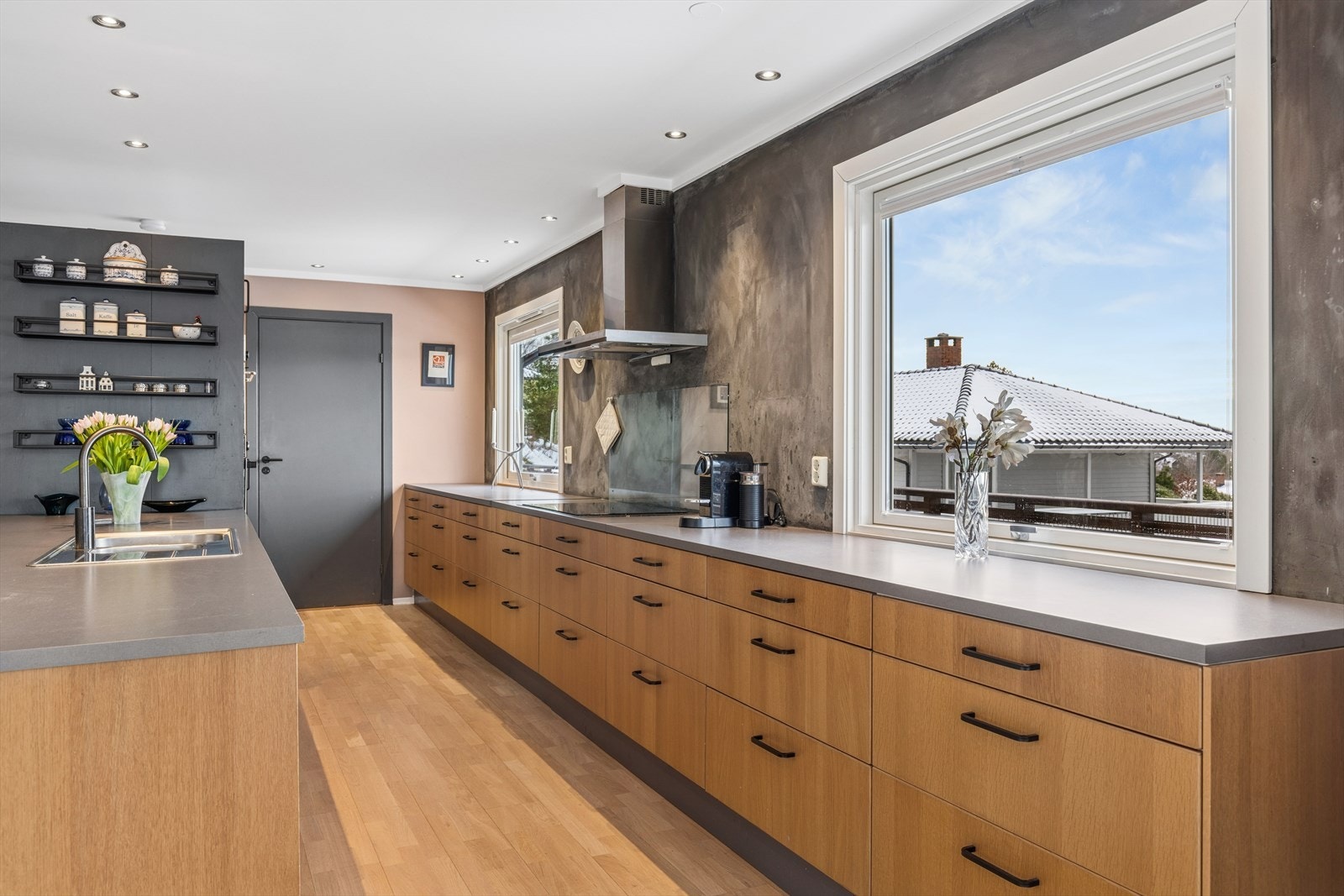 Her er det rikelig med oppbevaring og er et kjøkken som innbyr til matlaging og glede Galleribilde