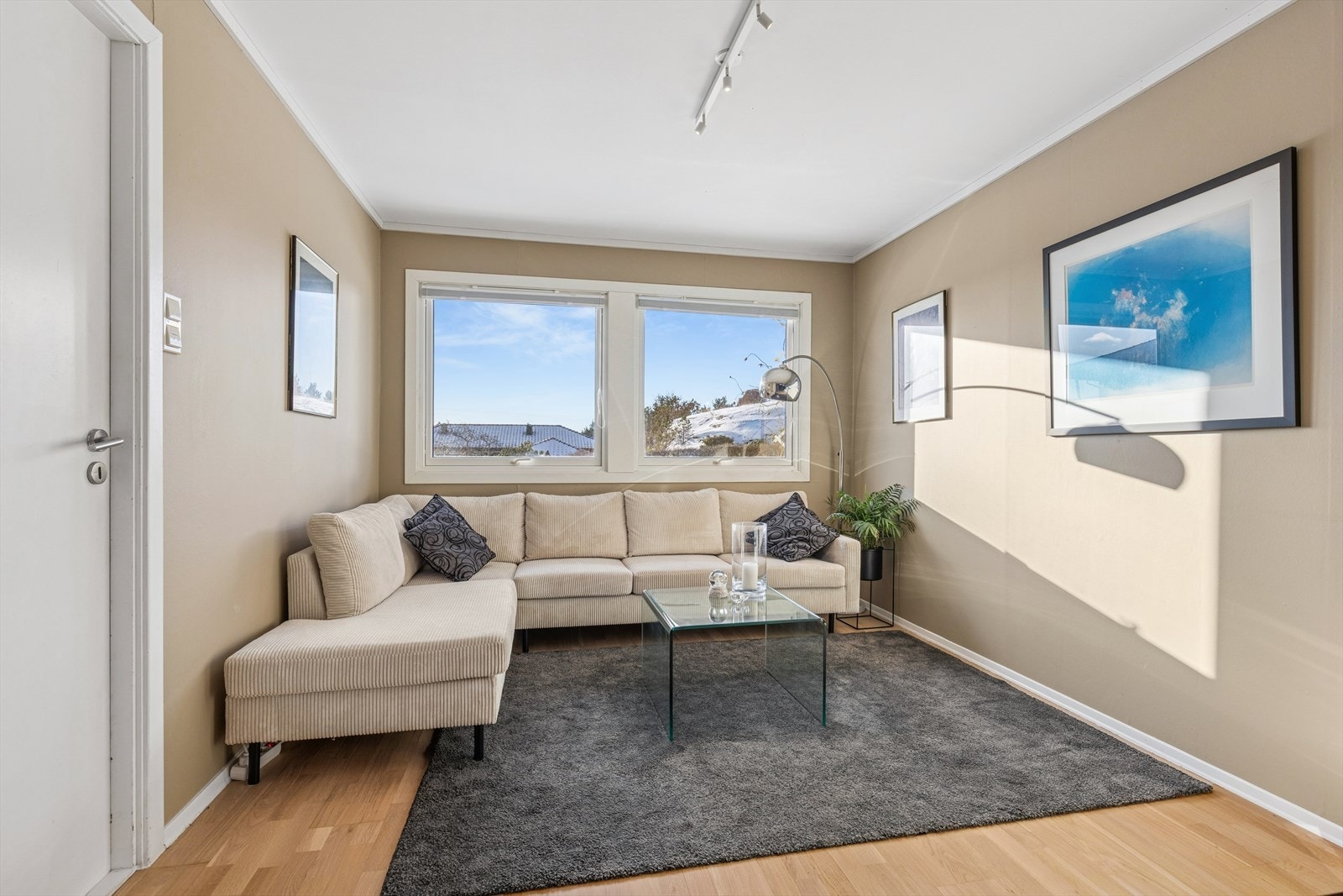 Soverom i underetasjen. I dag innredet som stue. Bod og hobbyrom er innlemmet i rommet som en alkove bak(alkoven ikke godkjent for varig opphold) Galleribilde