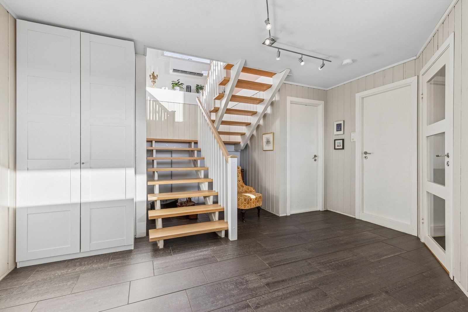 Romslig hall med garderobe og videre adkomst til resten av huset Galleribilde