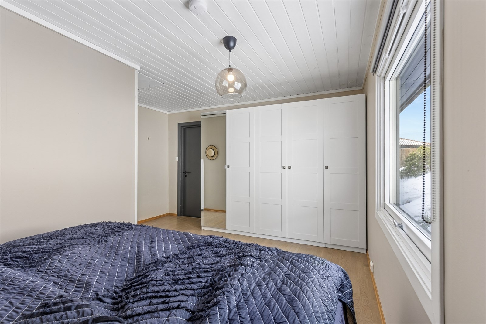 God garderobe er satt inn i soverommet Galleribilde