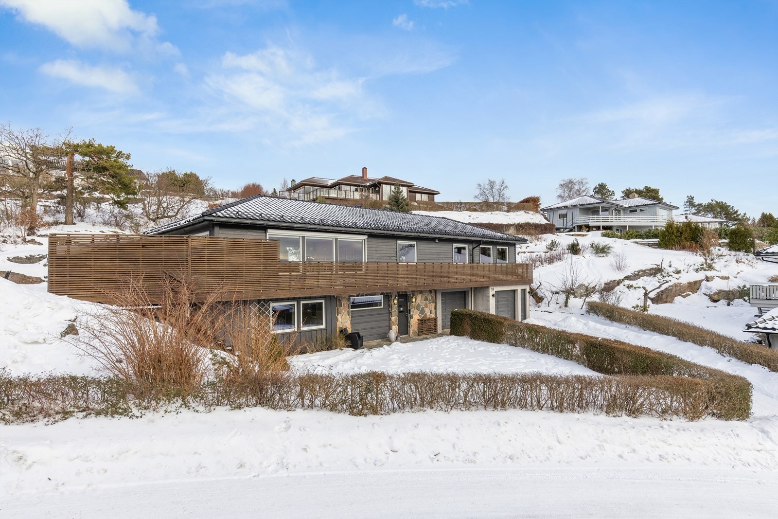 Boligen har en god beliggenhet med solrike uteplasser med enkel adkomst fra huset Galleribilde