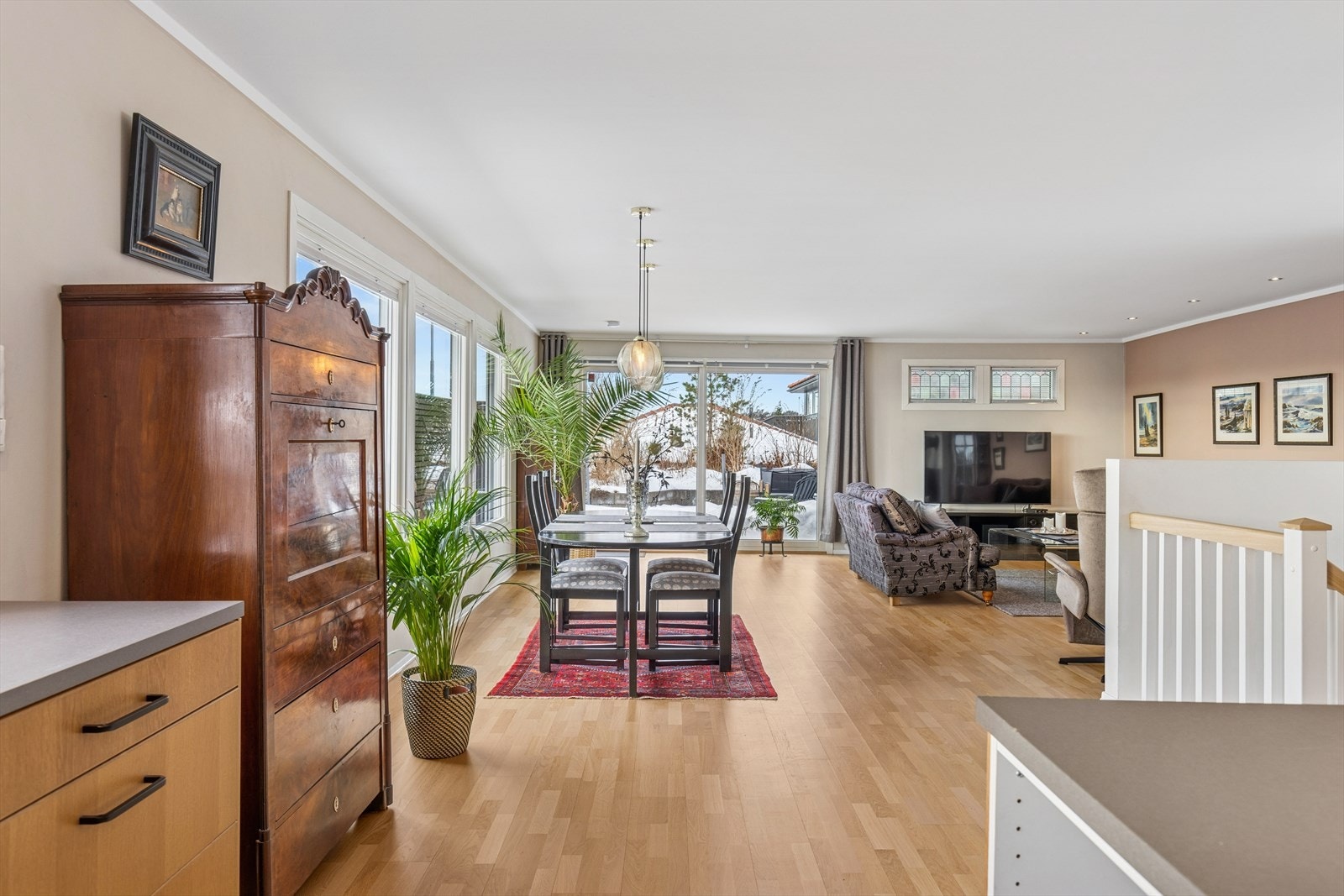 Hyggelig stue med god plass til spisebord og sittegruppe Galleribilde