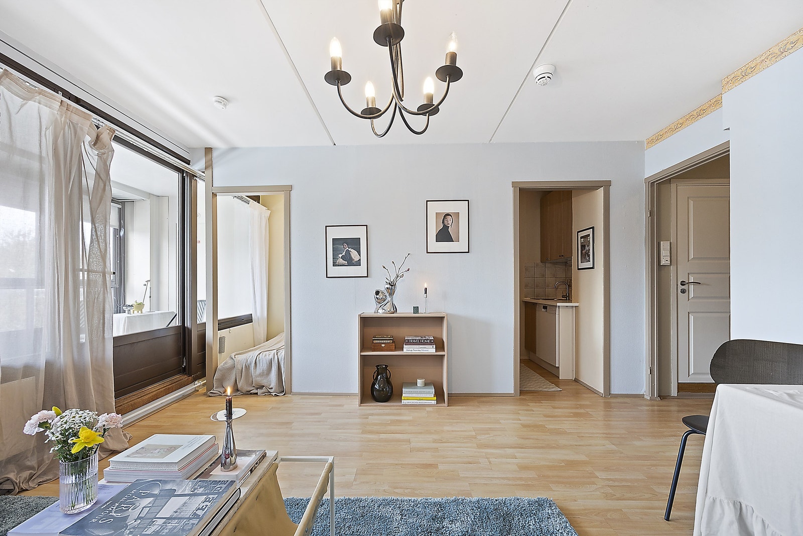 Fra stuen er det enkel adkomst til både kjøkken, alkove og den innglassede balkongen. Galleribilde