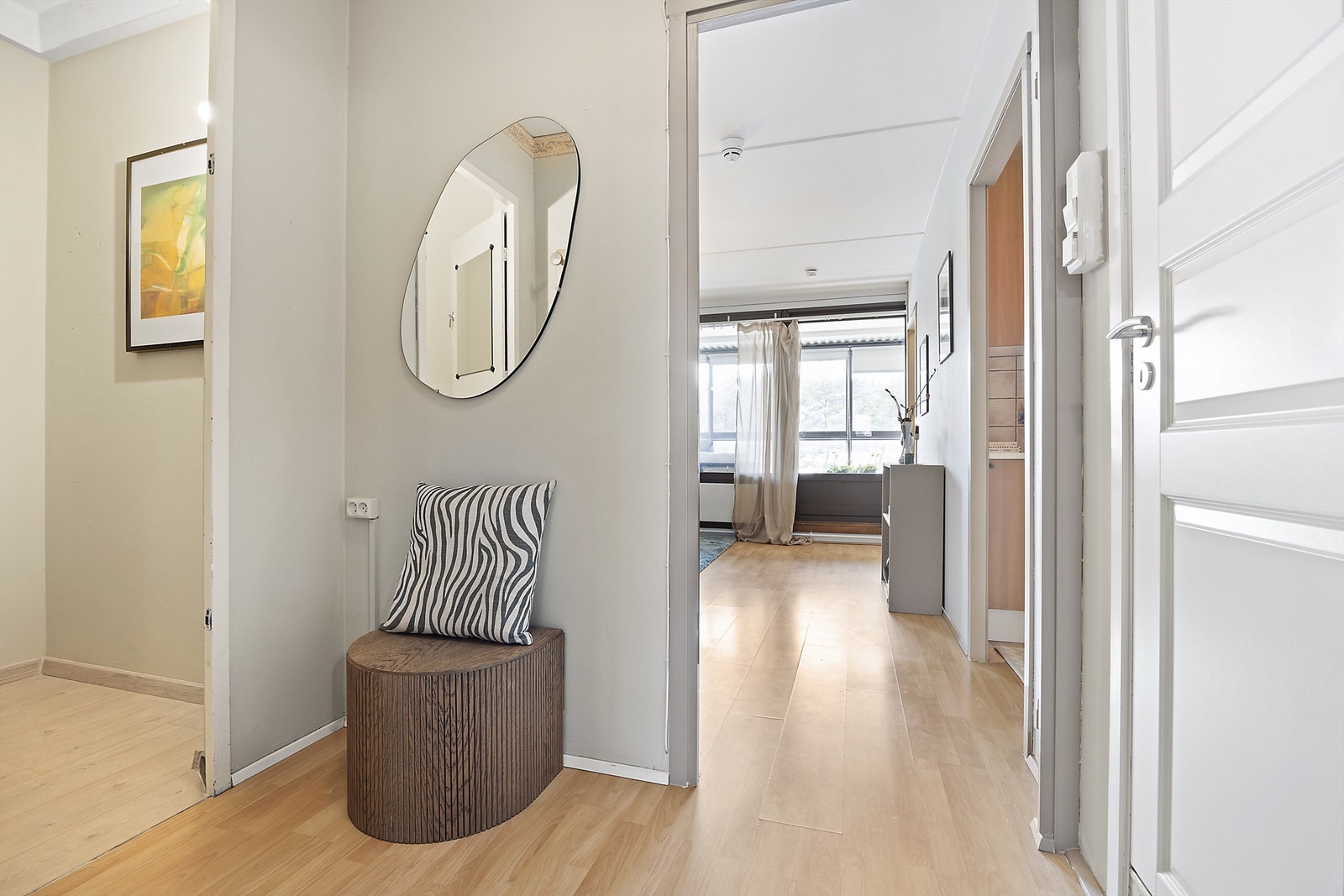 Fra entreen er det direkte tilgang til leilighetens oppholdsrom. Galleribilde