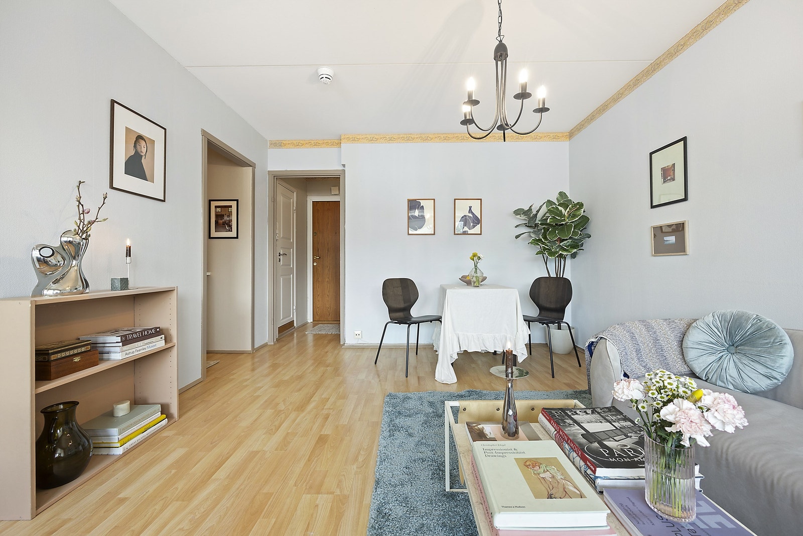 Åpen siktlinje gjennom leiligheten bidrar til en god romfølelse. Galleribilde