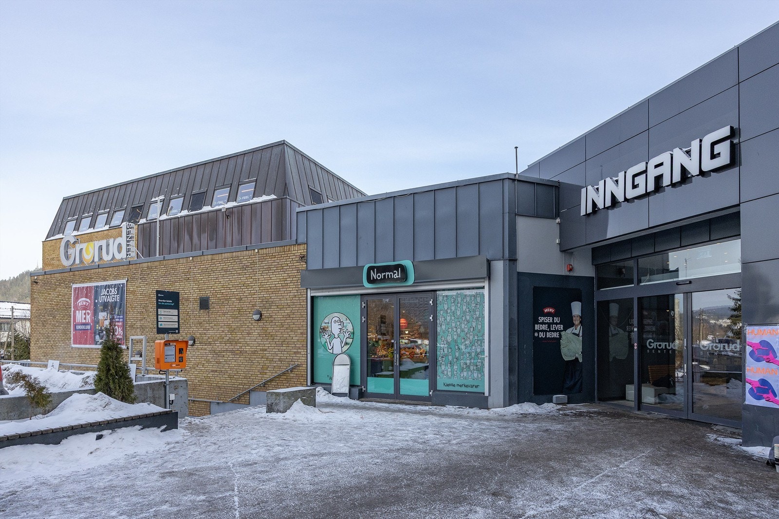 Grorud senter med et bredt utvalg av butikker og tjenester er en kort spasertur unna.
For et enda større utvalg er det kort reisevei til Stovner og Linderud senter. Galleribilde