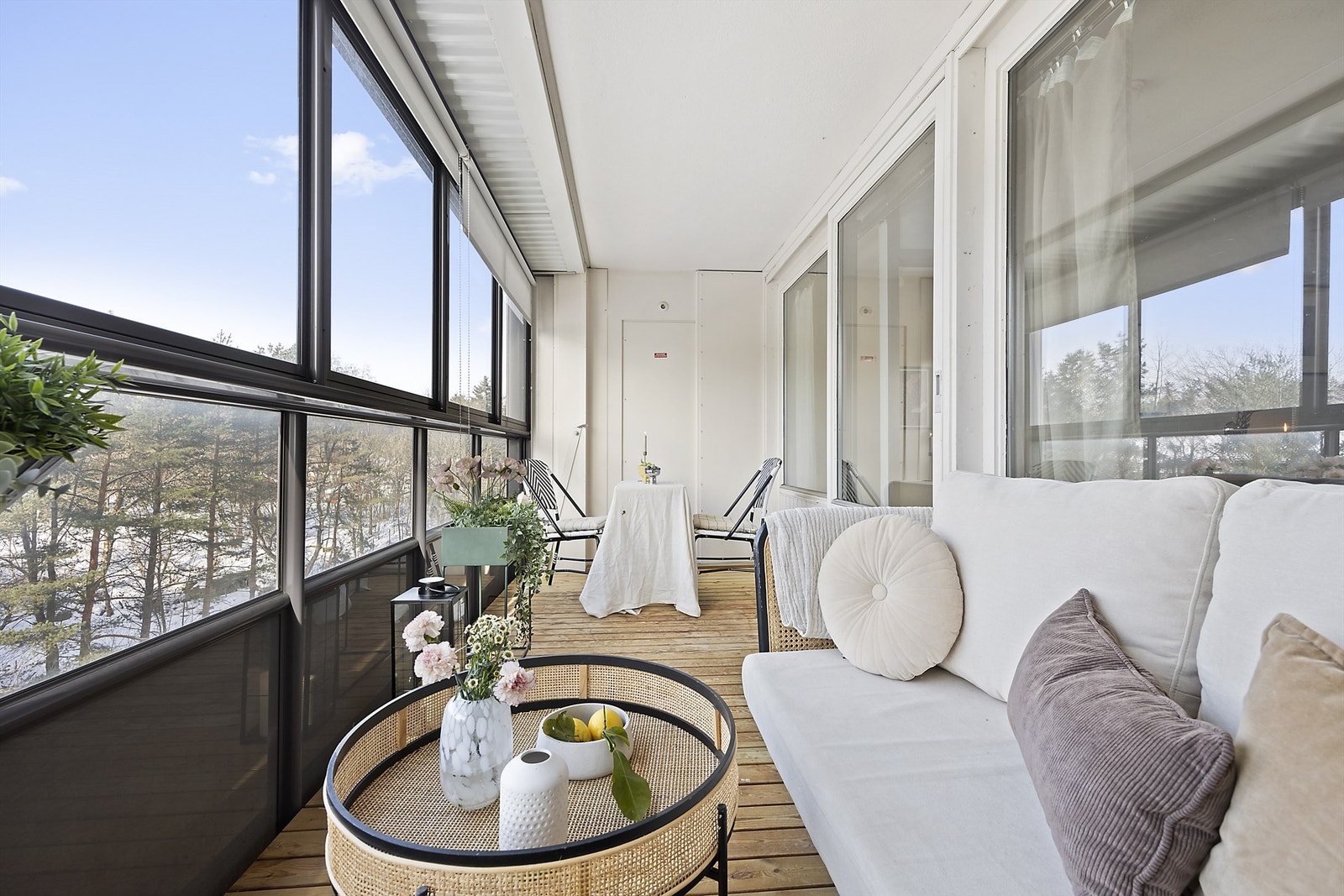 Den vestvendte og innglassede balkongen på 10 m² fungerer som et ekstra rom store deler av året. Galleribilde