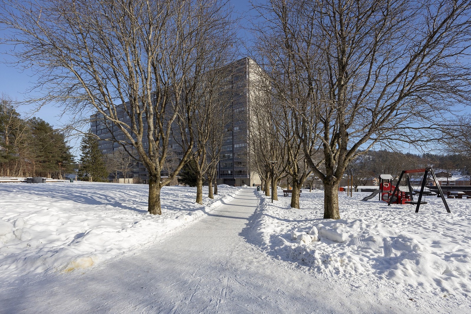Fra boligen er det kun 5 minutters gange til Grorud T-banestasjon med linje 4 og 5. Galleribilde