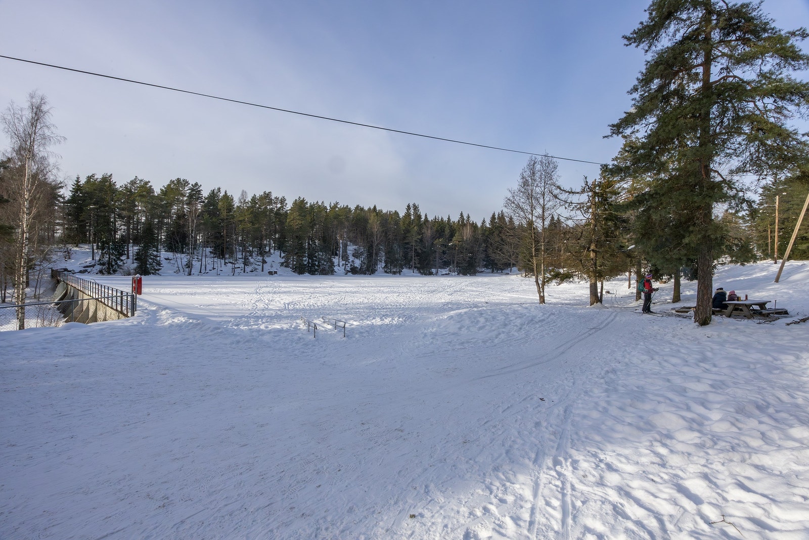 Kort vei til populære badevann som Steinbruvannet og Badedammen. Galleribilde