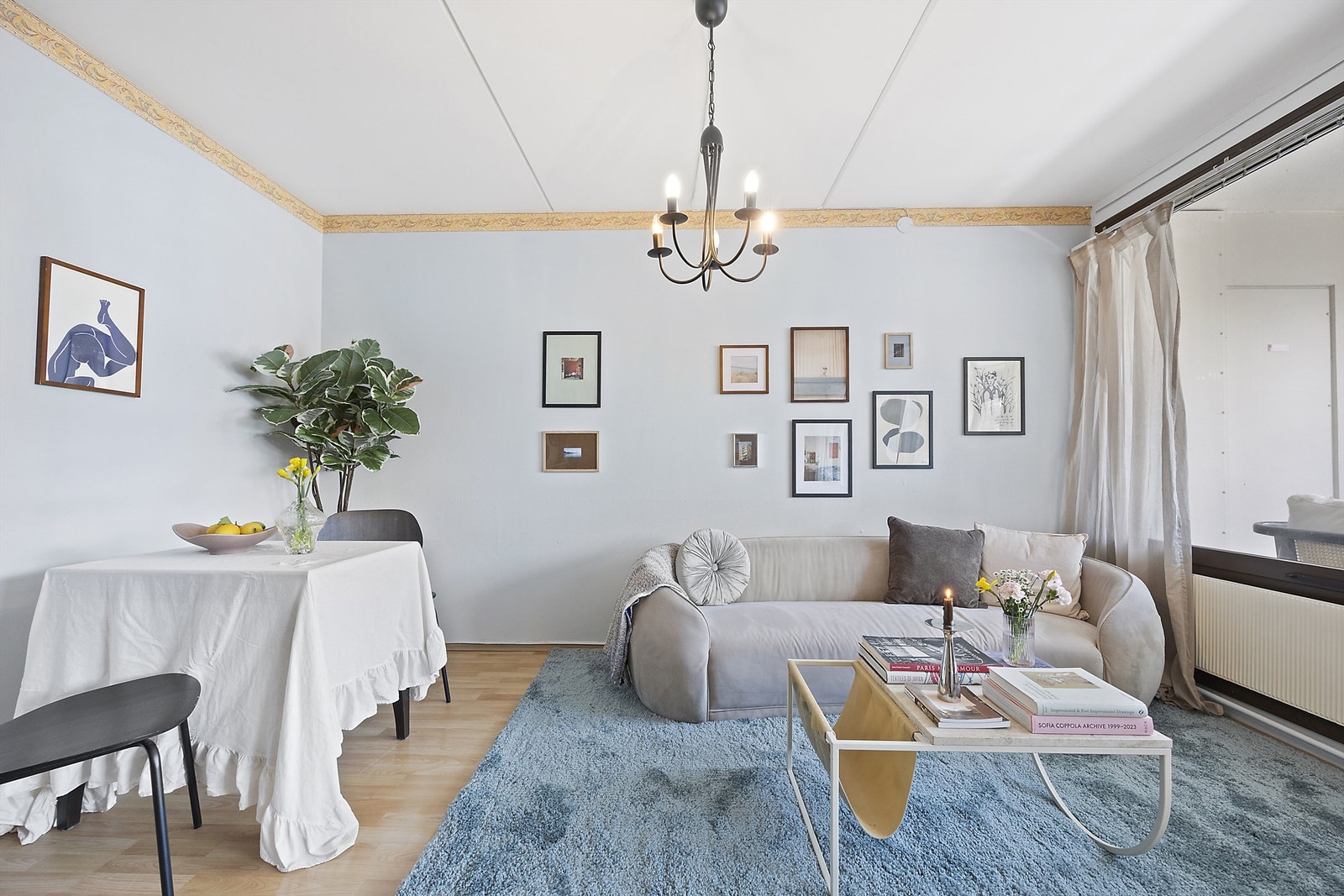 Stuen kan enkelt møbleres med både sofagruppe og spisebord. Varmtvann og fyring er inkludert. Galleribilde