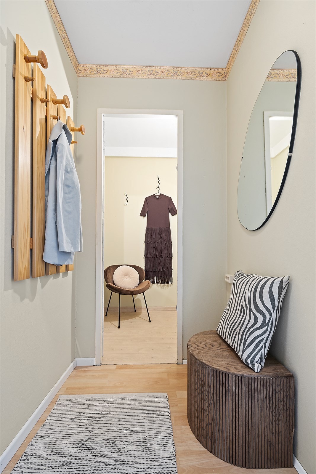 En lys og innbydende entré med praktisk innvendig bod som i dag benyttes som en romslig garderobeløsning. Galleribilde