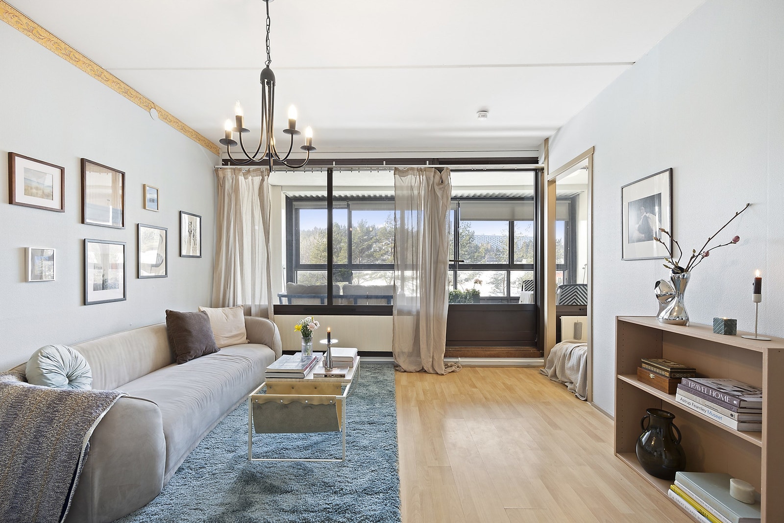 Stuen er lys og arealeffektiv, med store vindusflater som slipper inn rikelig med dagslys. Galleribilde