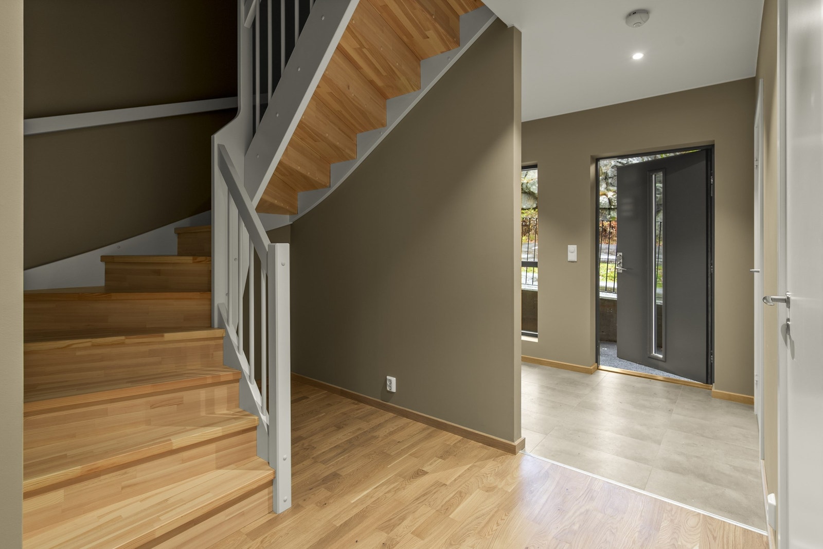 Entreen - hvor du har tilgang til badet i 1.etasje. Praktisk om du har småbarn i hus eller hund du skal gjøre ren etter en tur ute. Galleribilde