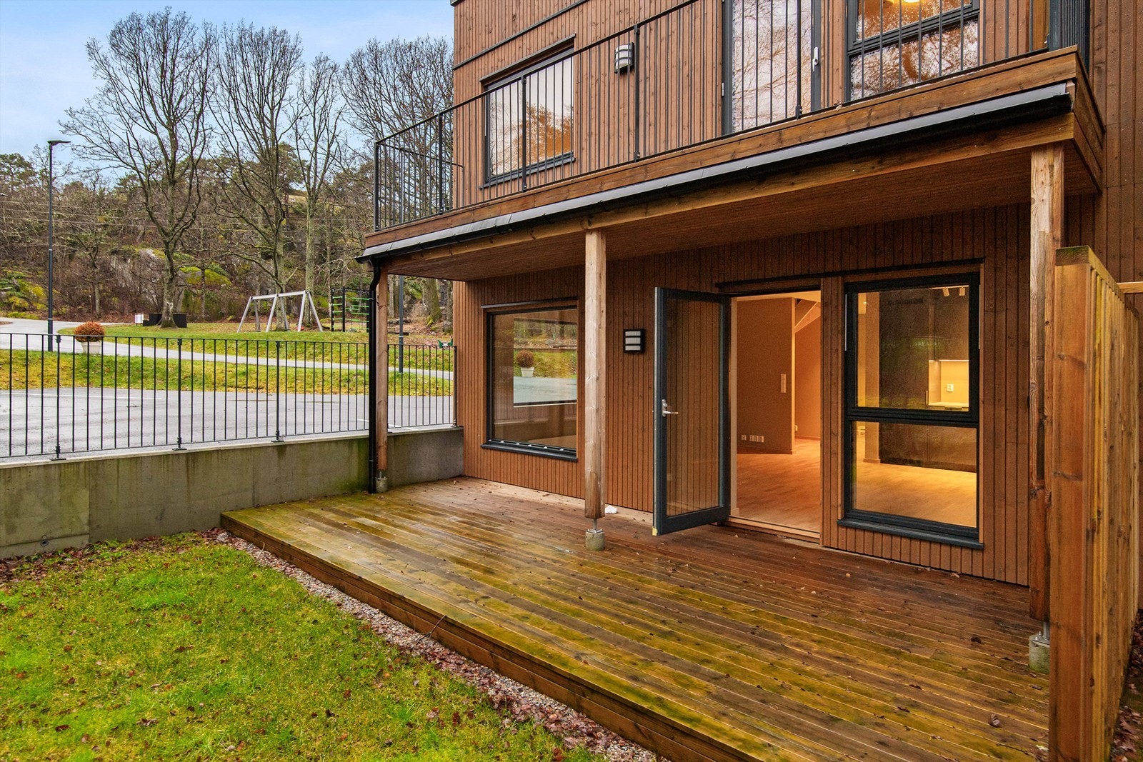 Balkong i andre etasje og uteplass i første etasje Galleribilde