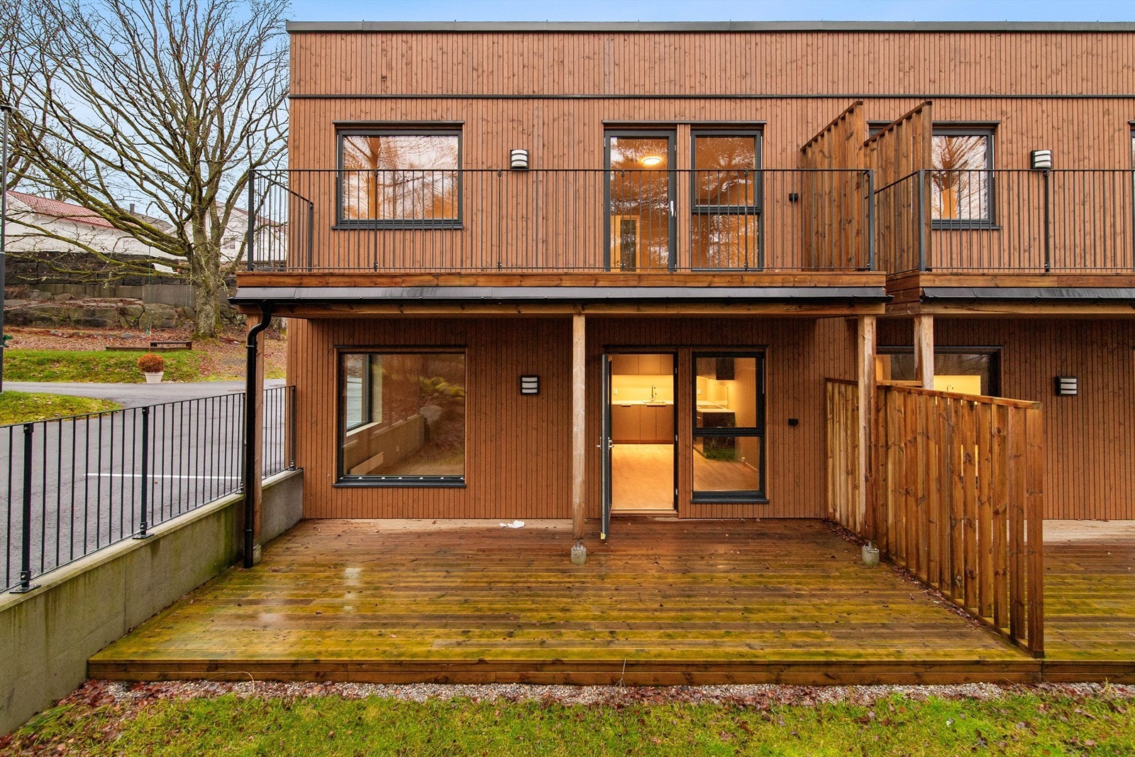 Fra stuen har du utgang til en overbygget terrasse. Galleribilde