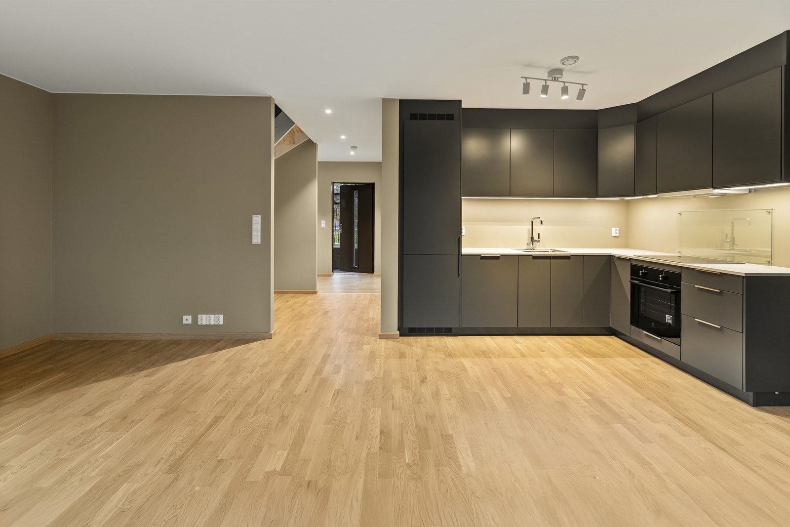 Kjøkkenet er fra Drømmekjøkken med integrerte hvitevarer. Galleribilde