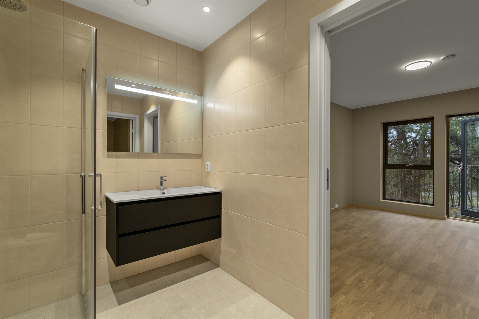 Fra soverommet er det skyvedør til et praktisk bad Galleribilde