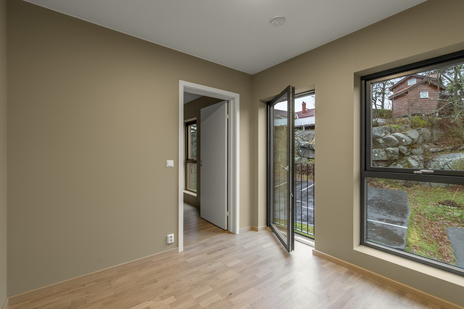 Soverom nr. 2 med store vindusflater. Galleribilde