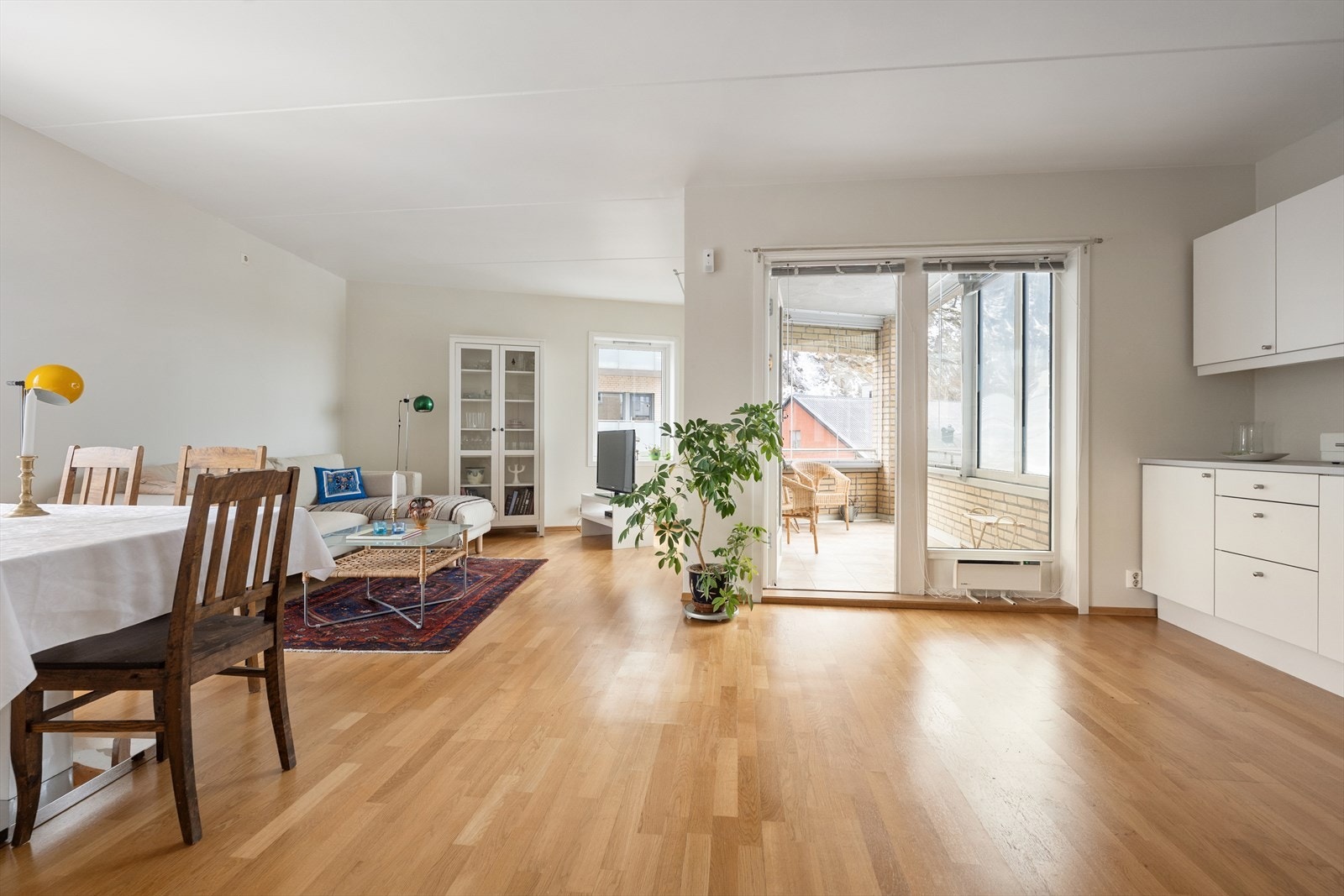 Stue med utgang innglasset balkong Galleribilde