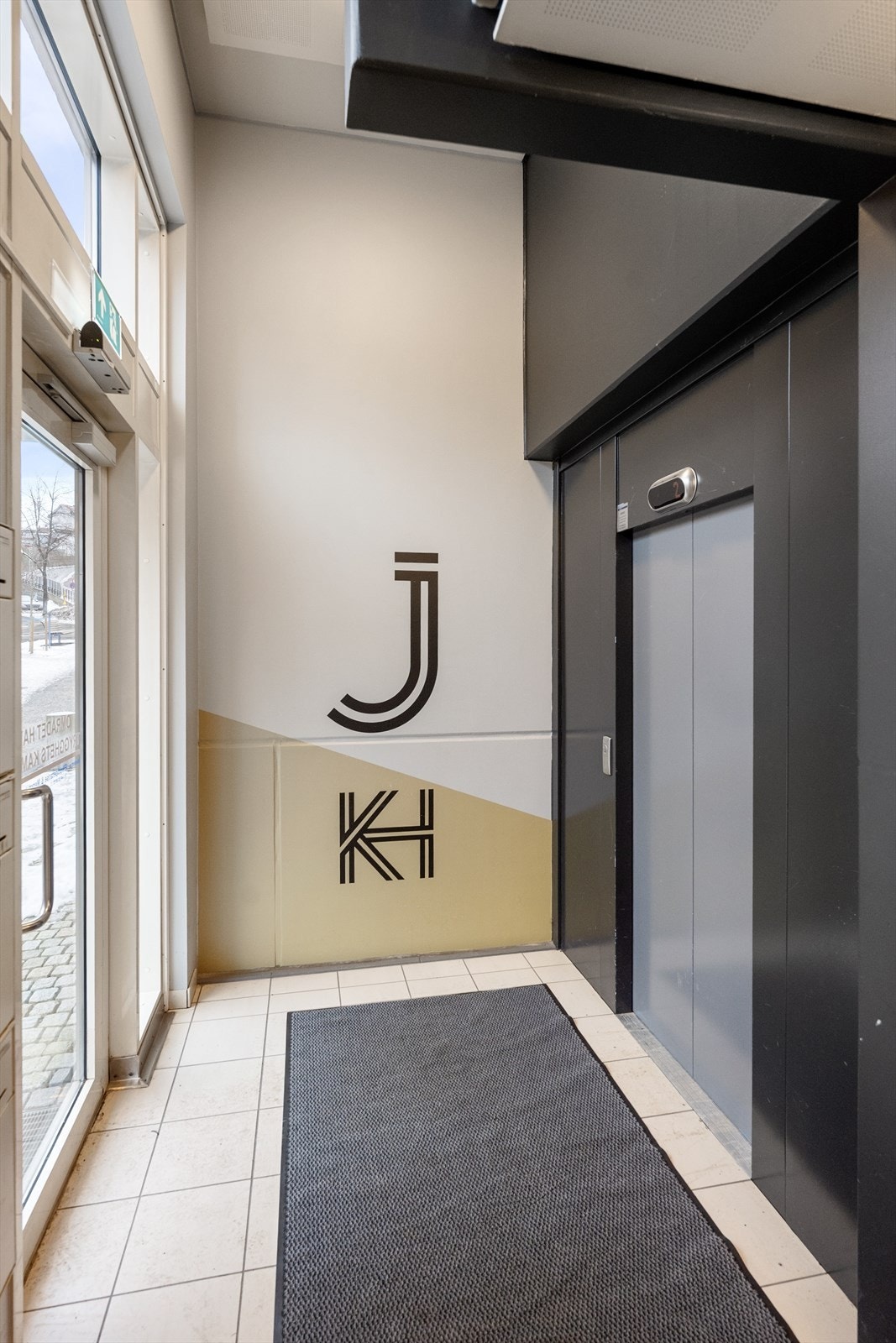 Heis i bygget fra garasje og inngangsparti Galleribilde