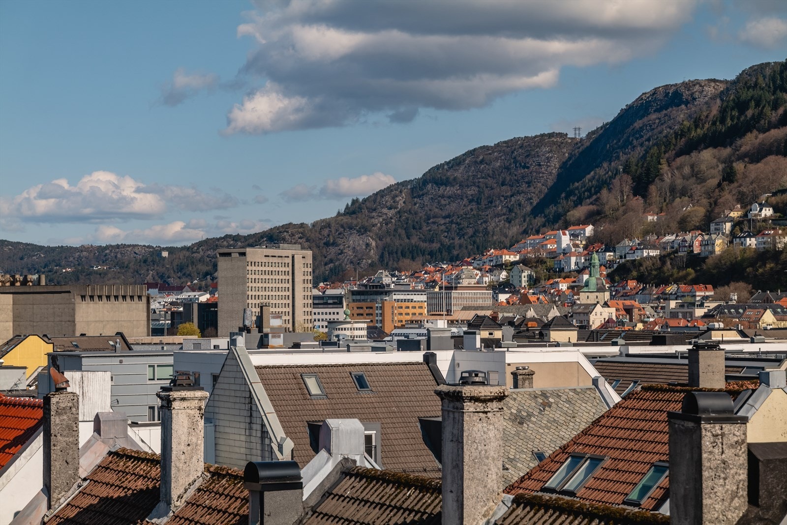 - Fra soverommet har man flott utsikt over nærområdet - Galleribilde