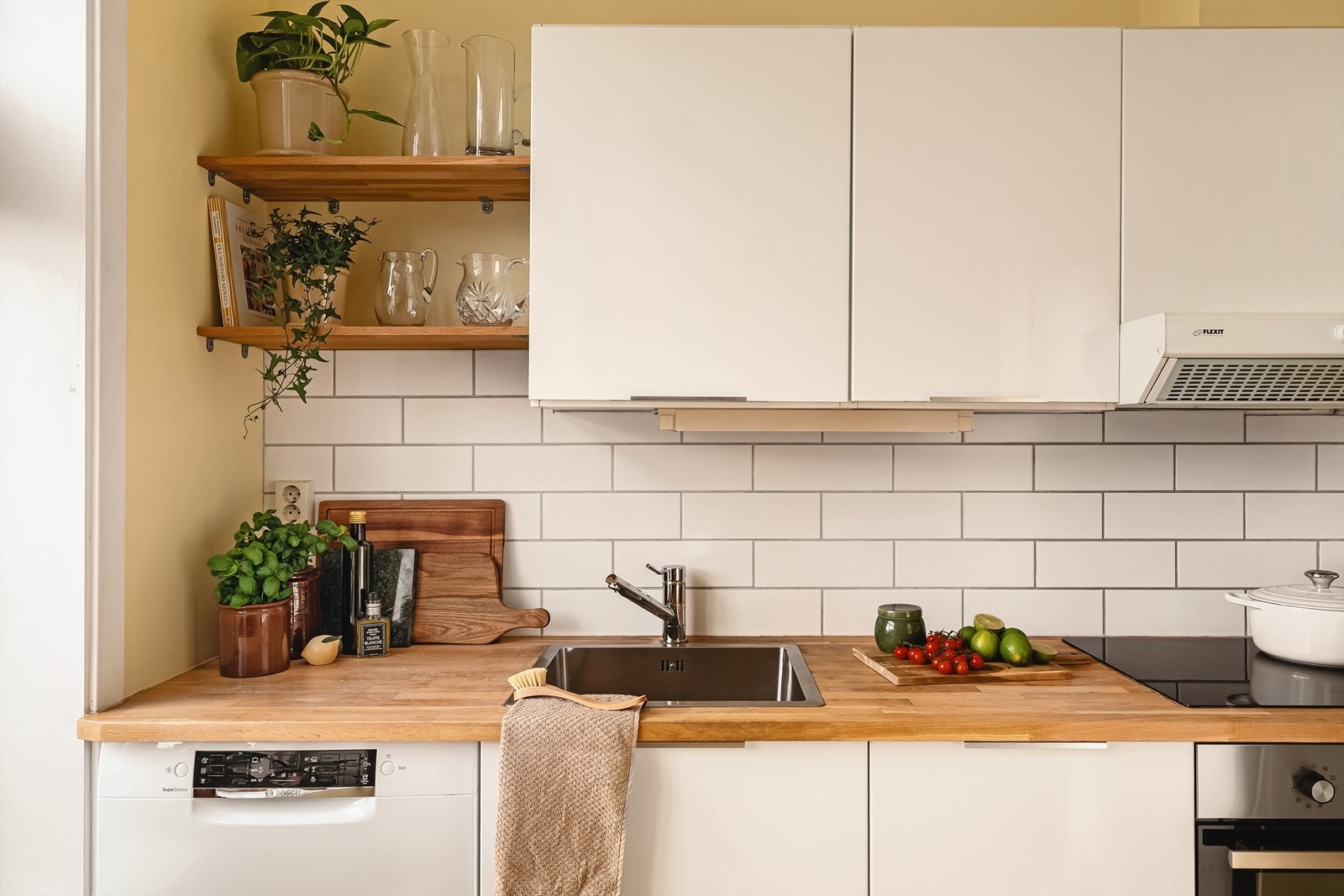 - Tidløs kjøkkeninnredning med slette fronter og heltré benkeplate - Galleribilde