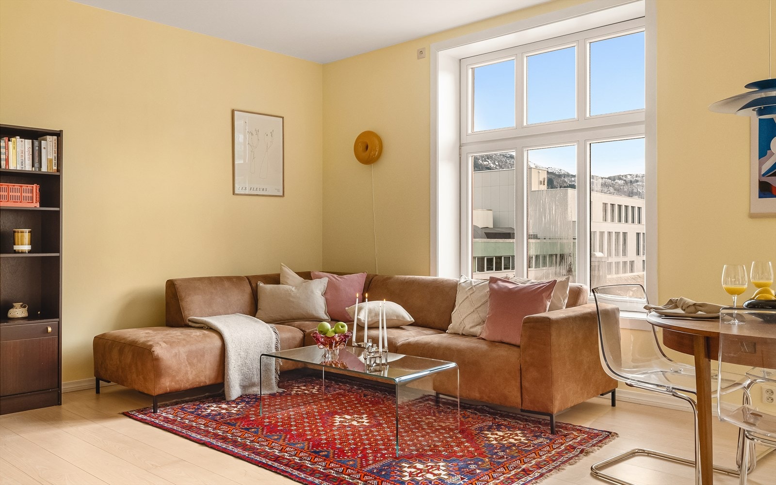 - Stue/kjøkken strekker seg utover et areal på 28,2 m², og har god plass til sofagruppe og spisebord i ulike soner - Galleribilde