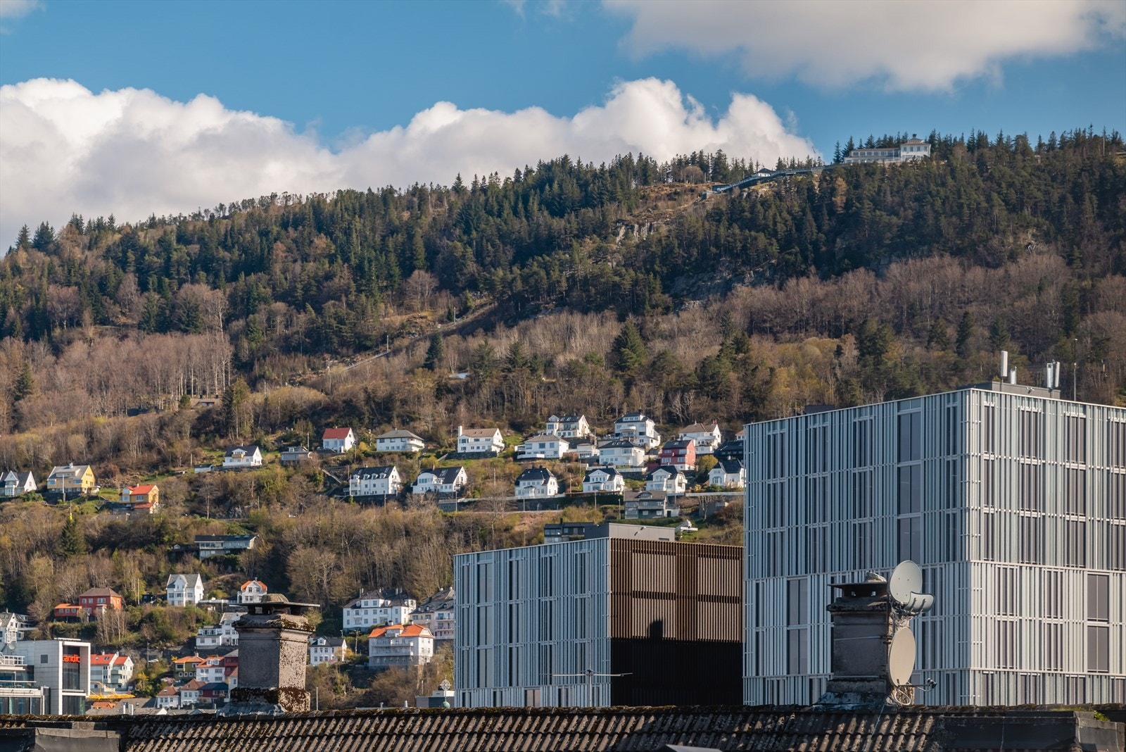 - Fra leiligheten har man nydelig utsikt mot blant annet Fløyen - Galleribilde