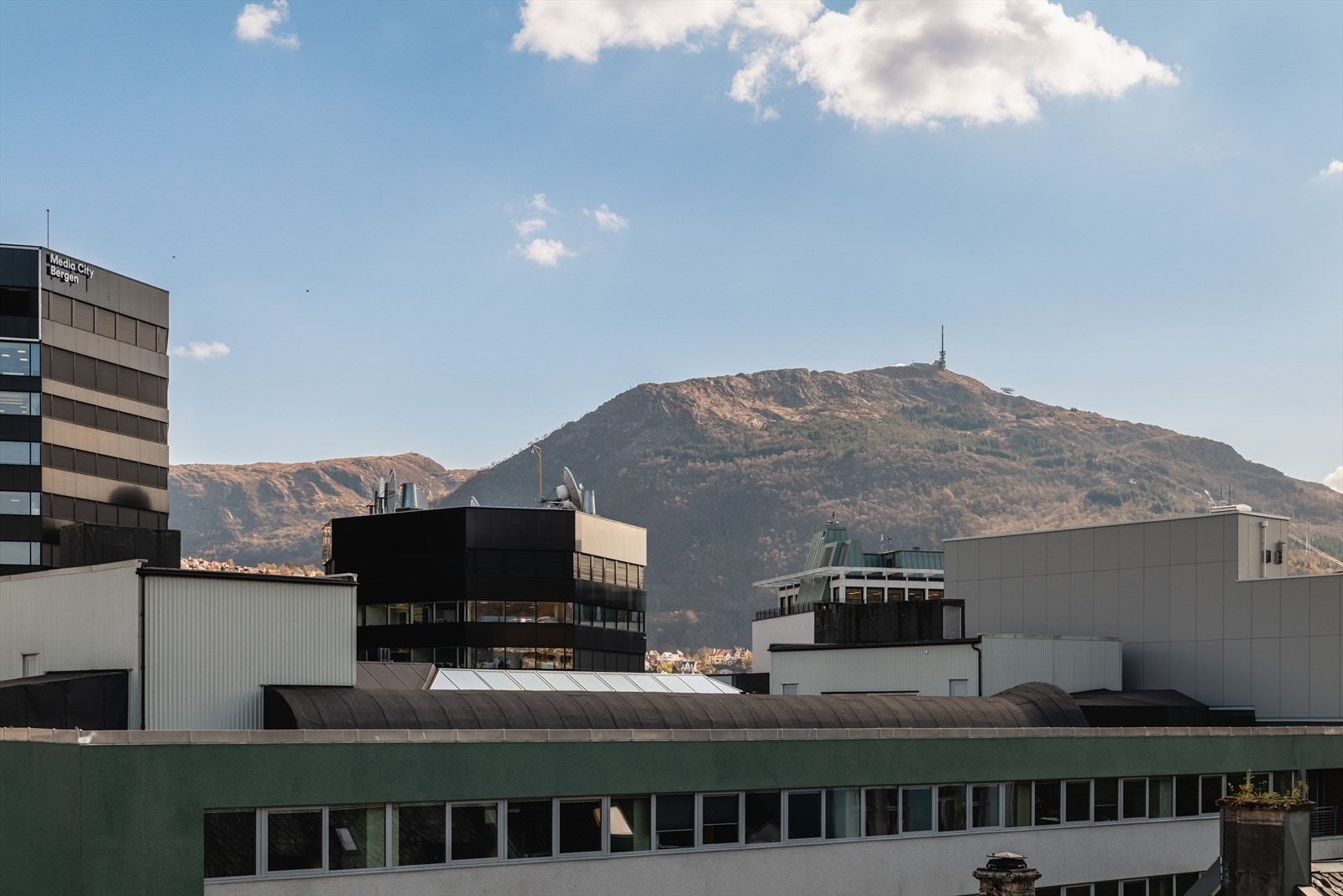 - Fra stuen har man også flott utsikt mot Ulriken - Galleribilde