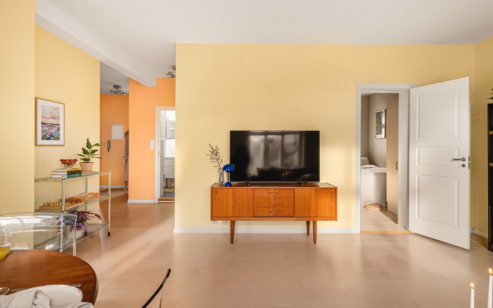 - Veggene i stue, kjøkken og entré ble malt i 2024 - Galleribilde