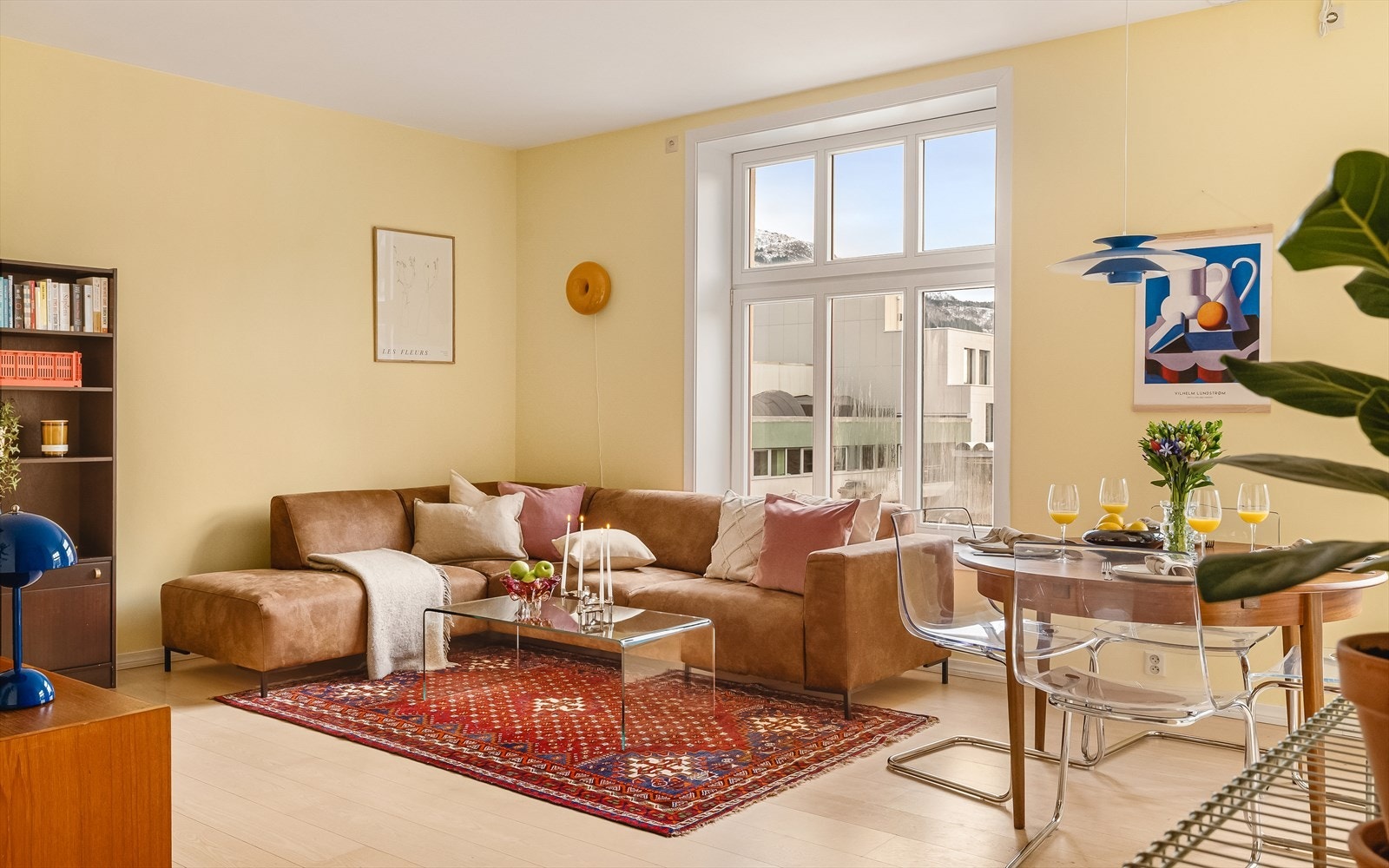 - Leiligheten ligger i byggets 4. etasje og inneholder entré, stue/kjøkken, to soverom og bad - Galleribilde