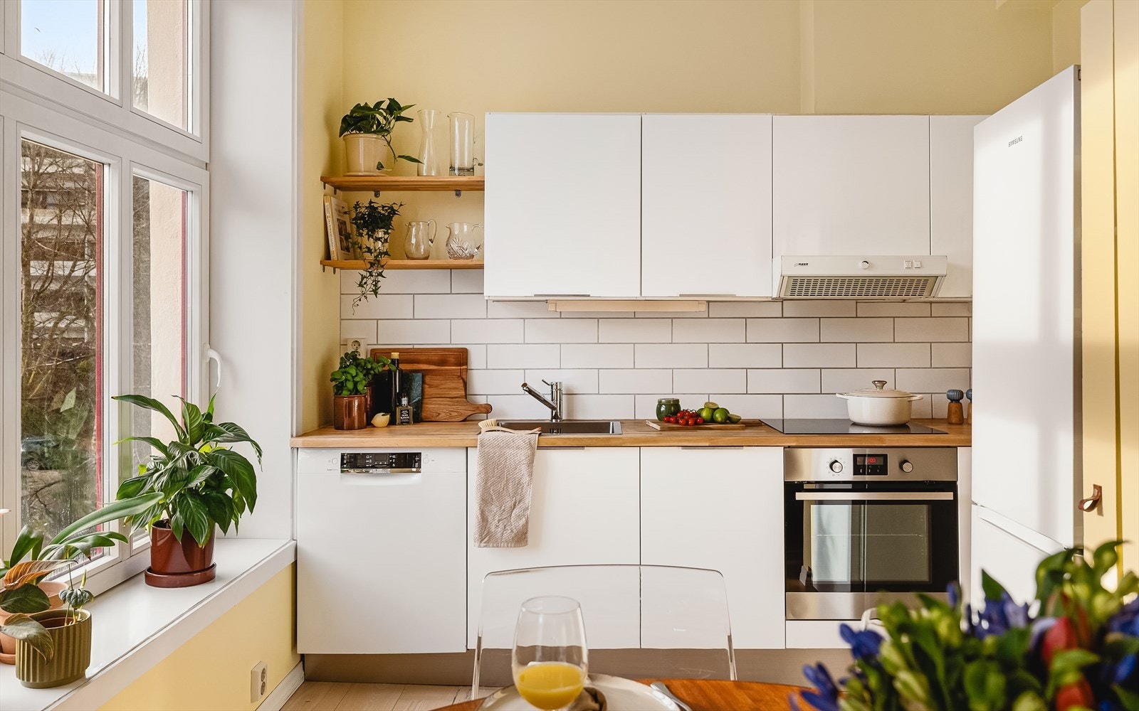 - På vegghyllene i nisjen er det kjempefint å sette fine glass og skåler, plante eller annet som bidrar til en hjemmekoselig følelse - Galleribilde