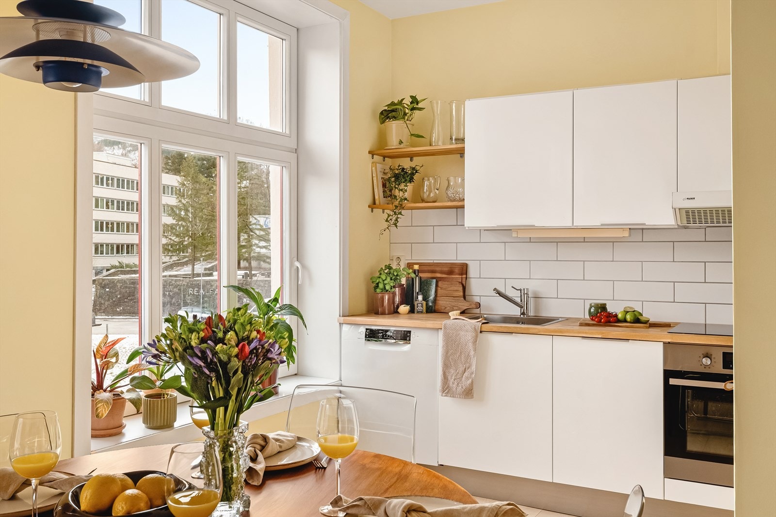 - Utnytt de dype vinduskarmene til å skape et blikkfang med planter, bøker eller annet dekor - Galleribilde