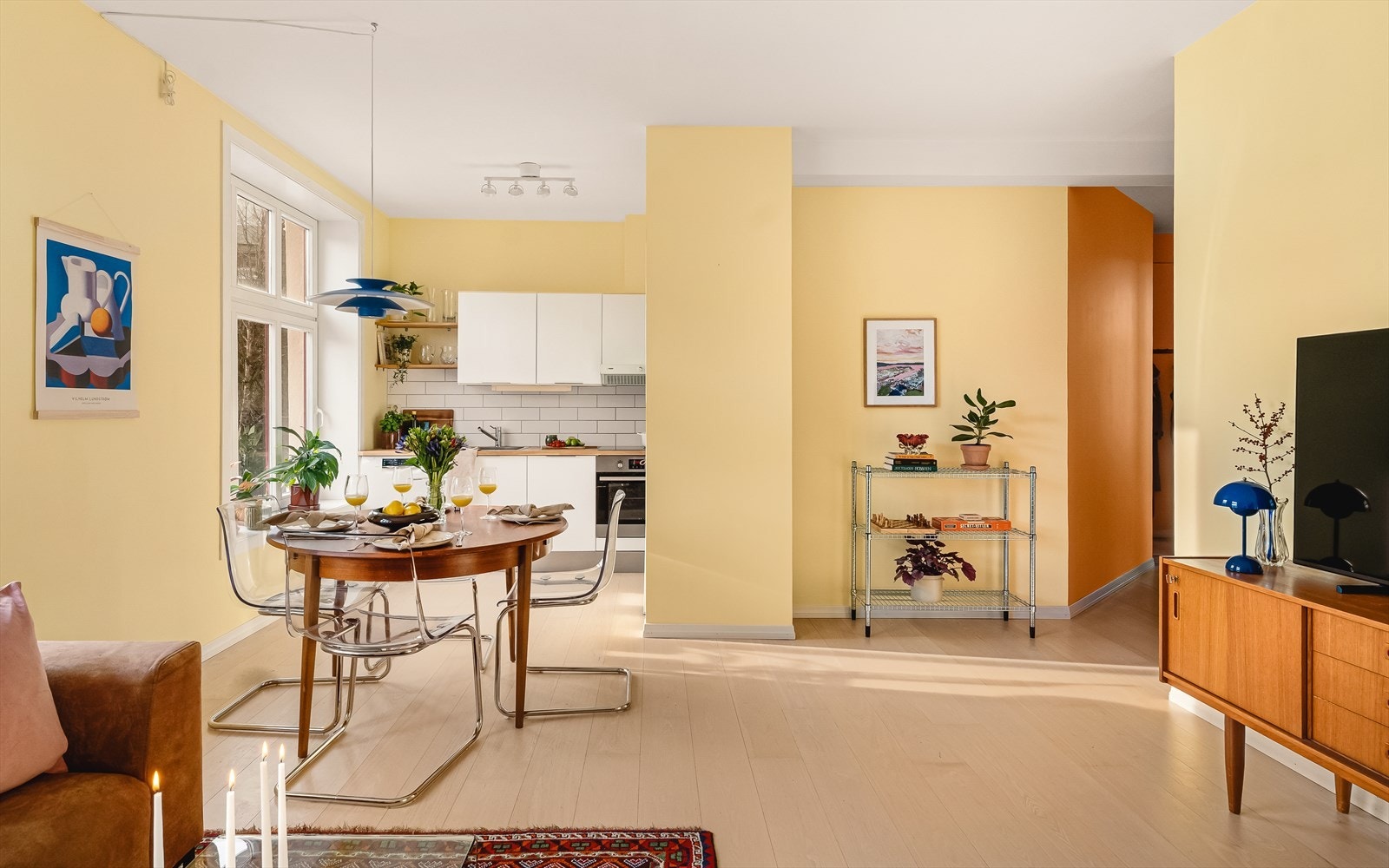 - Den åpne løsningen gjør dette til et sosialt oppholdsrom som gjør at maten kan tilberedes samtidig som gjestene underholdes - Galleribilde