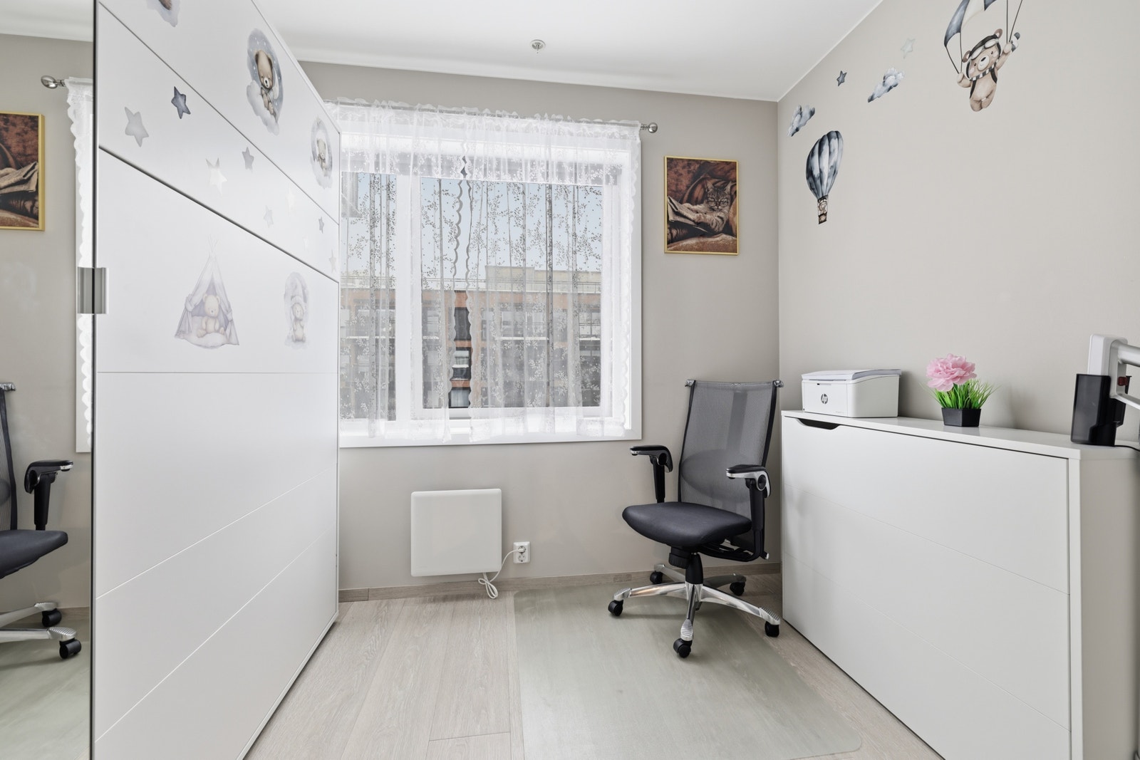 Soverom 3 som egner seg bra som barnerom. Veggmontert seng og veggmontert skrivebord følger med. Galleribilde