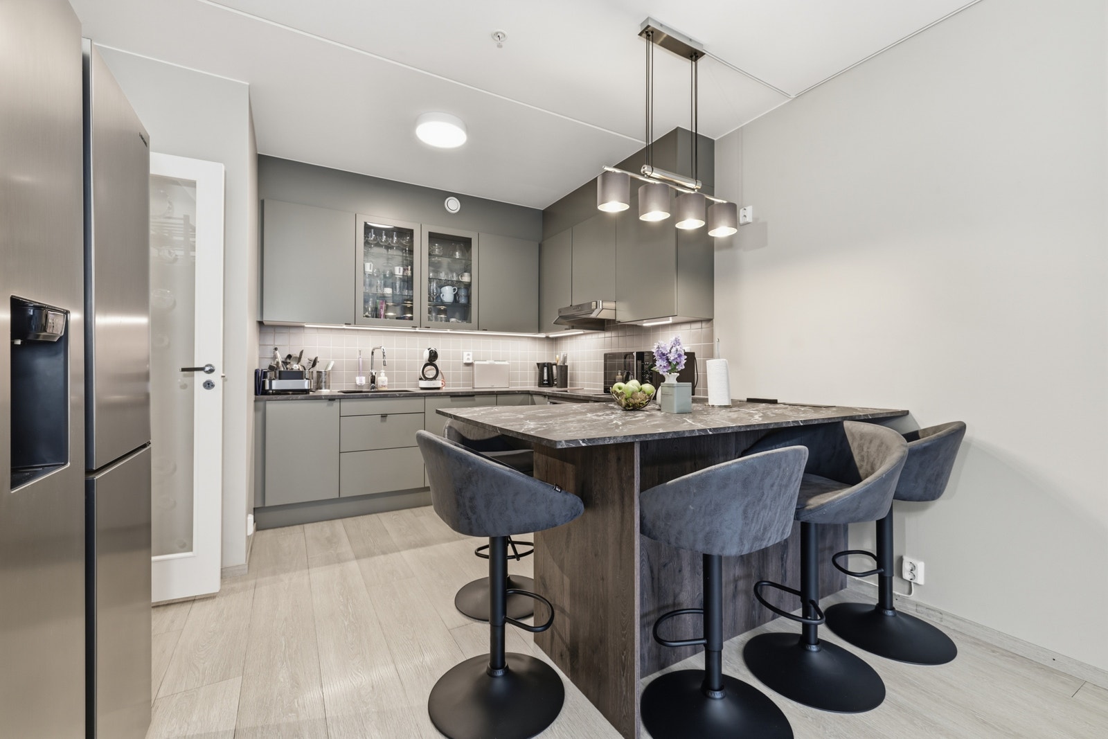 Kjøkken med god skap- og benkeplass. Galleribilde