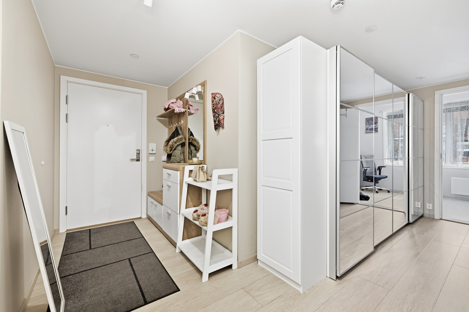 Entré med god plass til å henge fra seg yttertøy og sko. Galleribilde