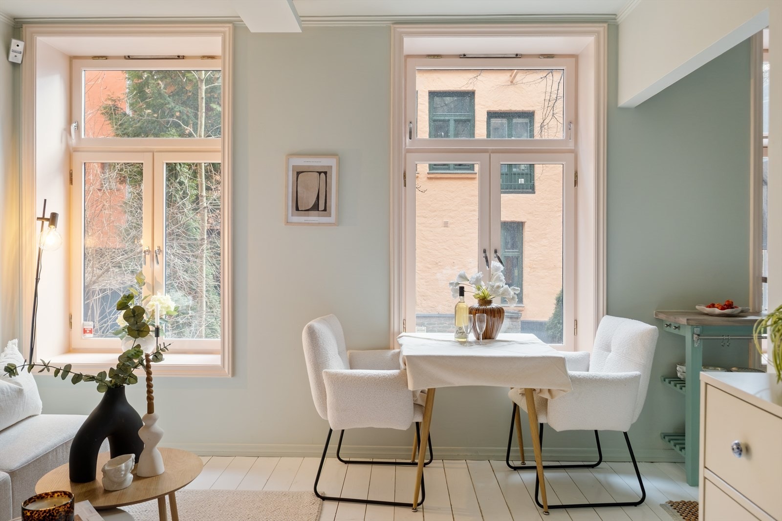 Store klassiske vinduer med dype karmer gir en luftig romfølelse. Galleribilde