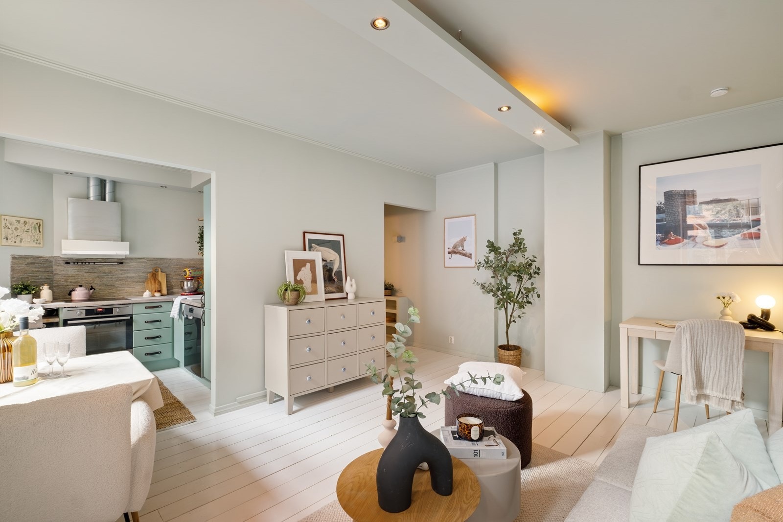 Lys og romslig stue med god plass til sofaseksjon med tilhørende møblement, TV-benk og spisebord. Galleribilde