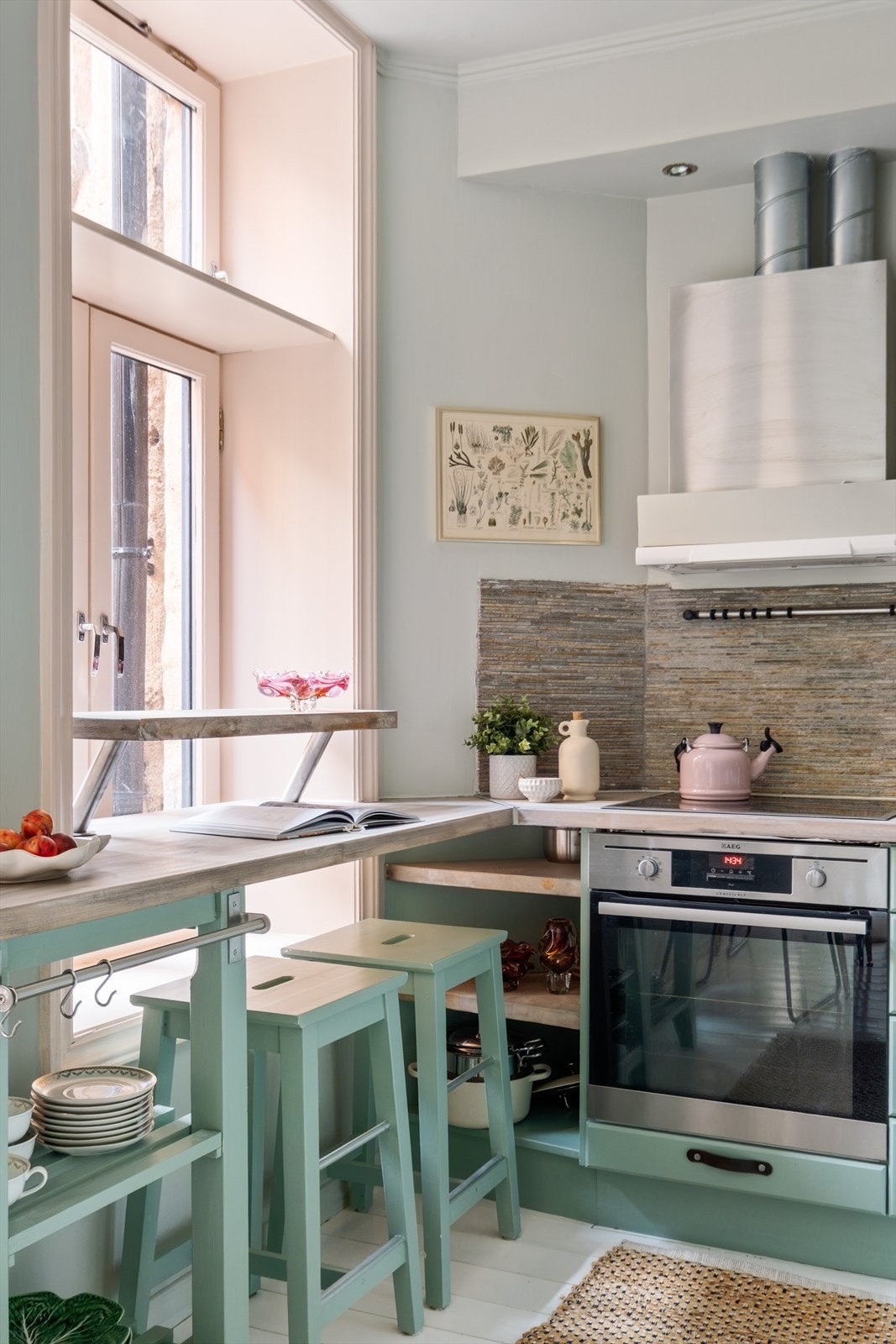 Leiligheten har en sosial og arealeffektiv planløsning med delvis åpen kjøkkenløsning. Galleribilde