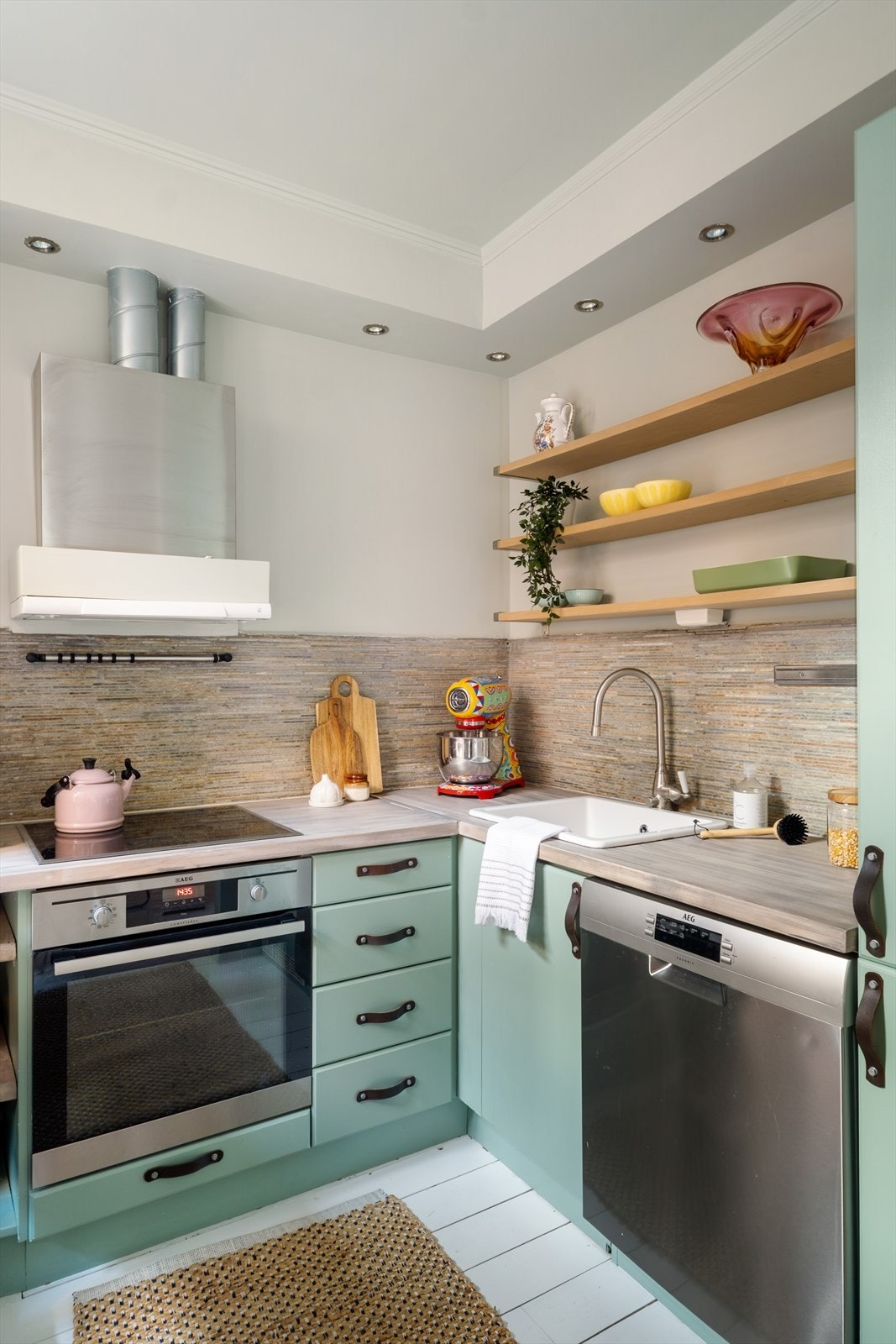 Det er integrerte hvitevarer, herunder kjøl/fryseskap, oppvaskmaskin og stekeovn. Galleribilde