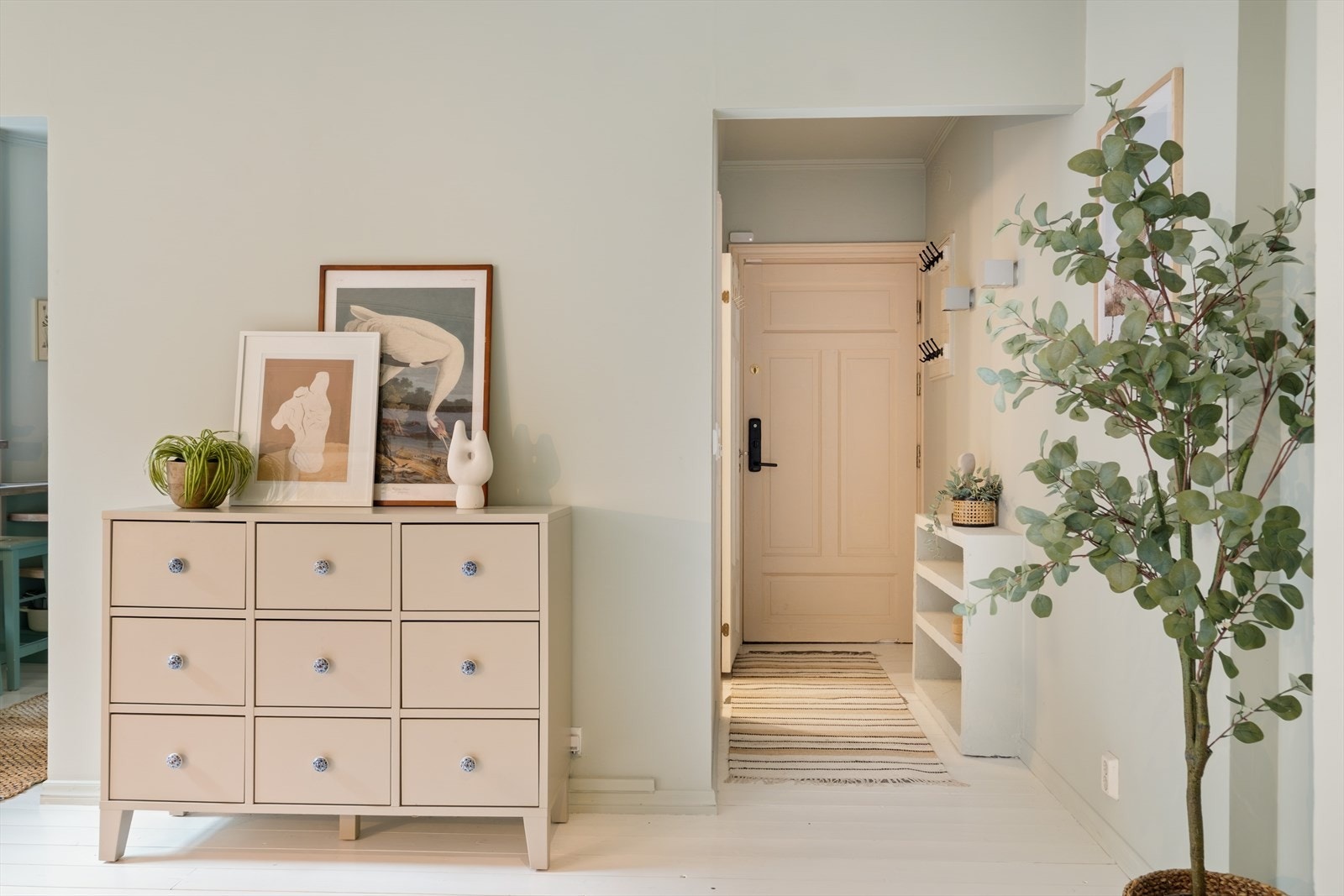 Leiligheten har heltre furugulv og er malt i delikate fargetoner. Galleribilde