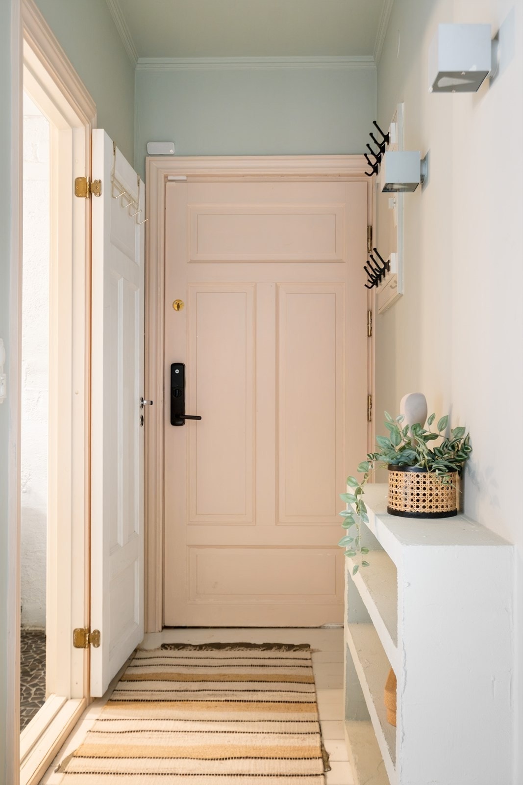 Leiligheten har en innbydende entré som gir et godt førsteinntrykk av leiligheten. Galleribilde